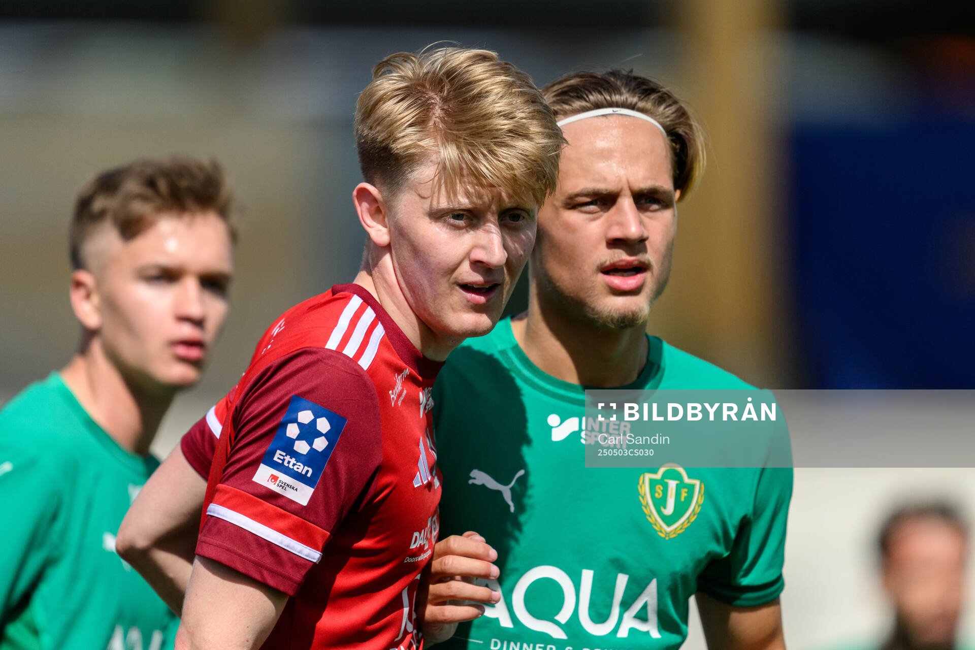 Skövde AIKs Elias Nordström och Jönköpings Södras Hampus Israelsson under fotbollsmatchen i Ettan södra mellan Skövde AIK och Jönköpings Södra den 3 maj 2025 i Skövde.