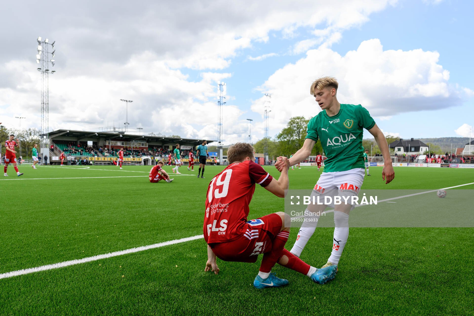 Skövde AIKs Samuel Sörman och Jönköpings Södras Isak Ellbring under fotbollsmatchen i Ettan södra mellan Skövde AIK och Jönköpings Södra den 3 maj 2025 i Skövde.