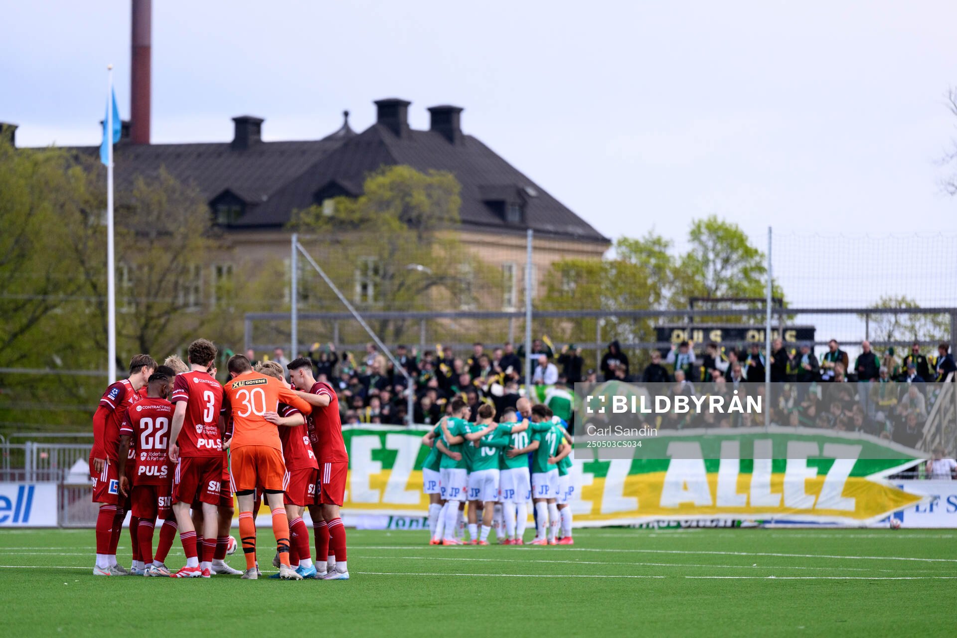 Skövde AIKs och Jönköpings Södras spelare samlas