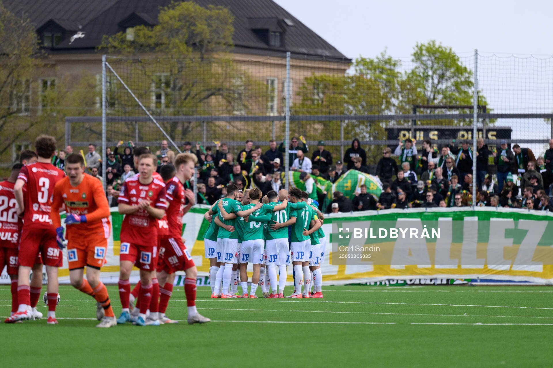Skövde AIKs och Jönköpings Södras spelare samlas