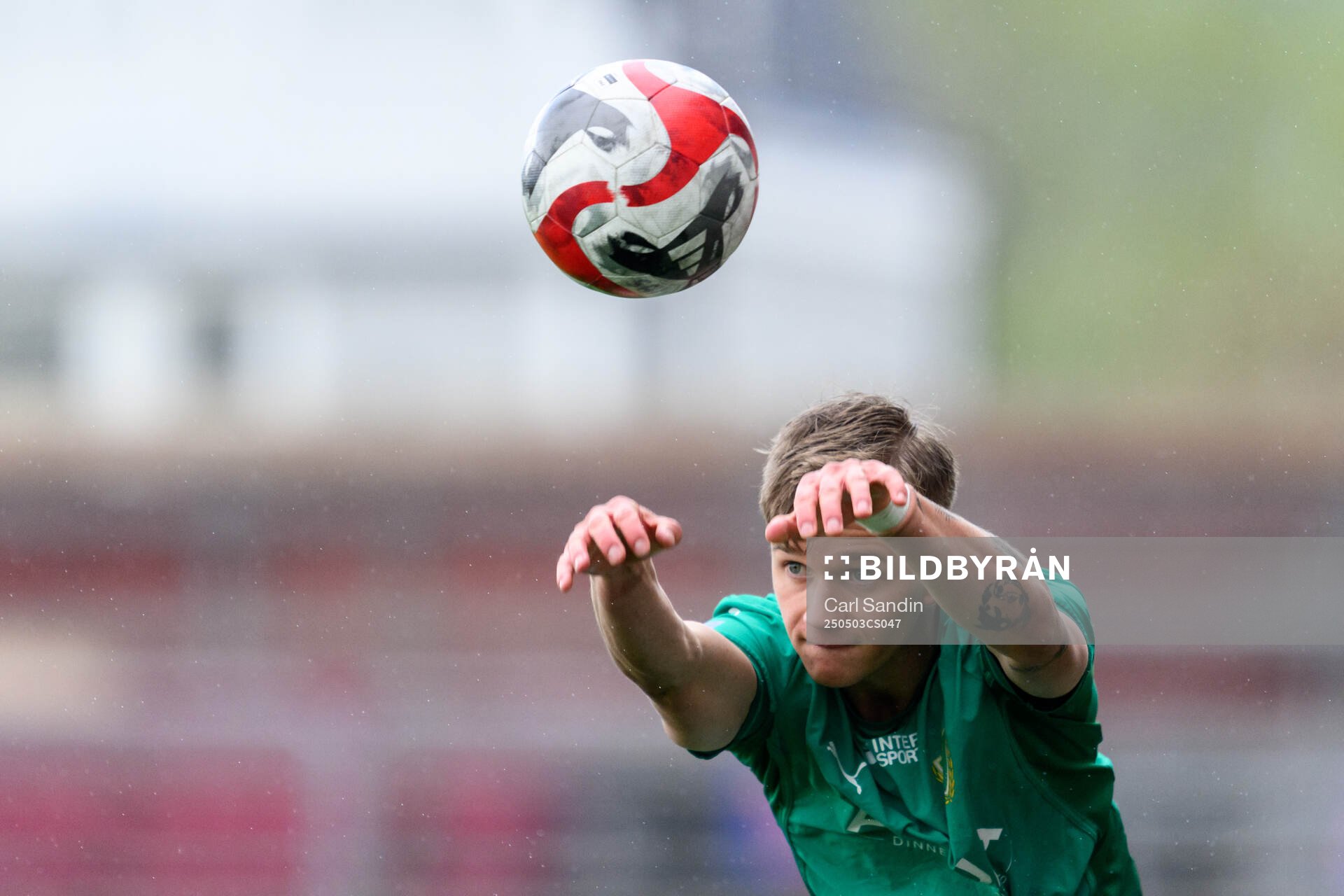 Jönköpings Södras Olle Almström kastar ett inkast