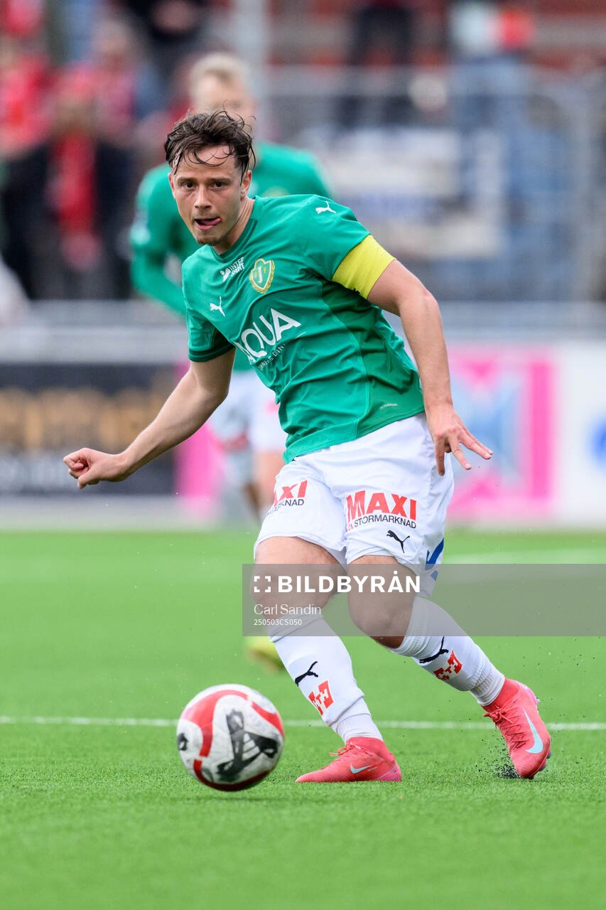 Jönköpings Södras Benjamin Tannus under fotbollsmatchen i Ettan södra mellan Skövde AIK och Jönköpings Södra den 3 maj 2025 i Skövde.