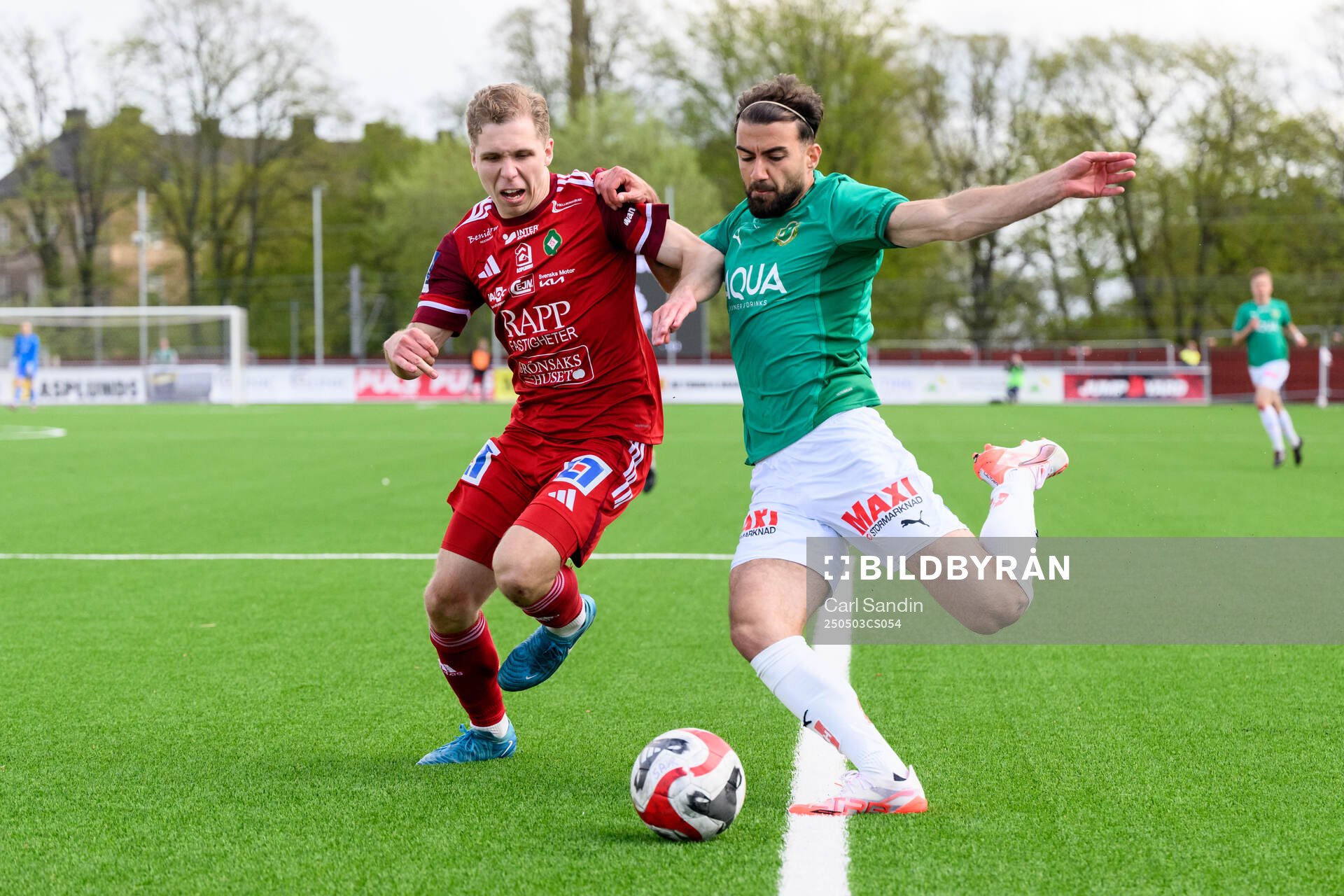 Skövde AIKs Samuel Sörman och Jönköpings Södras Anmar Kiwarkis under fotbollsmatchen i Ettan södra mellan Skövde AIK och Jönköpings Södra den 3 maj 2025 i Skövde.