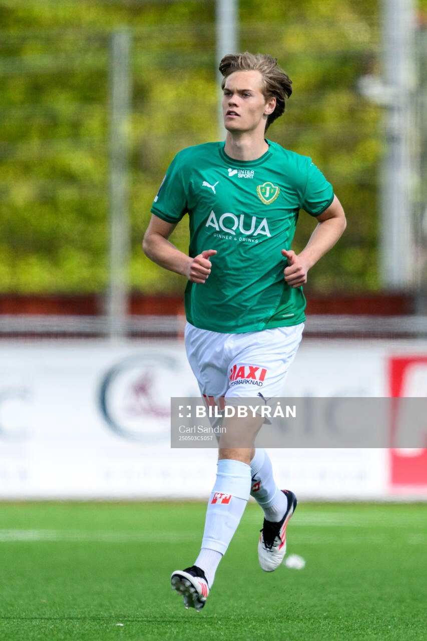 Jönköpings Södras Axel Edgren under fotbollsmatchen i Ettan södra mellan Skövde AIK och Jönköpings Södra den 3 maj 2025 i Skövde. 