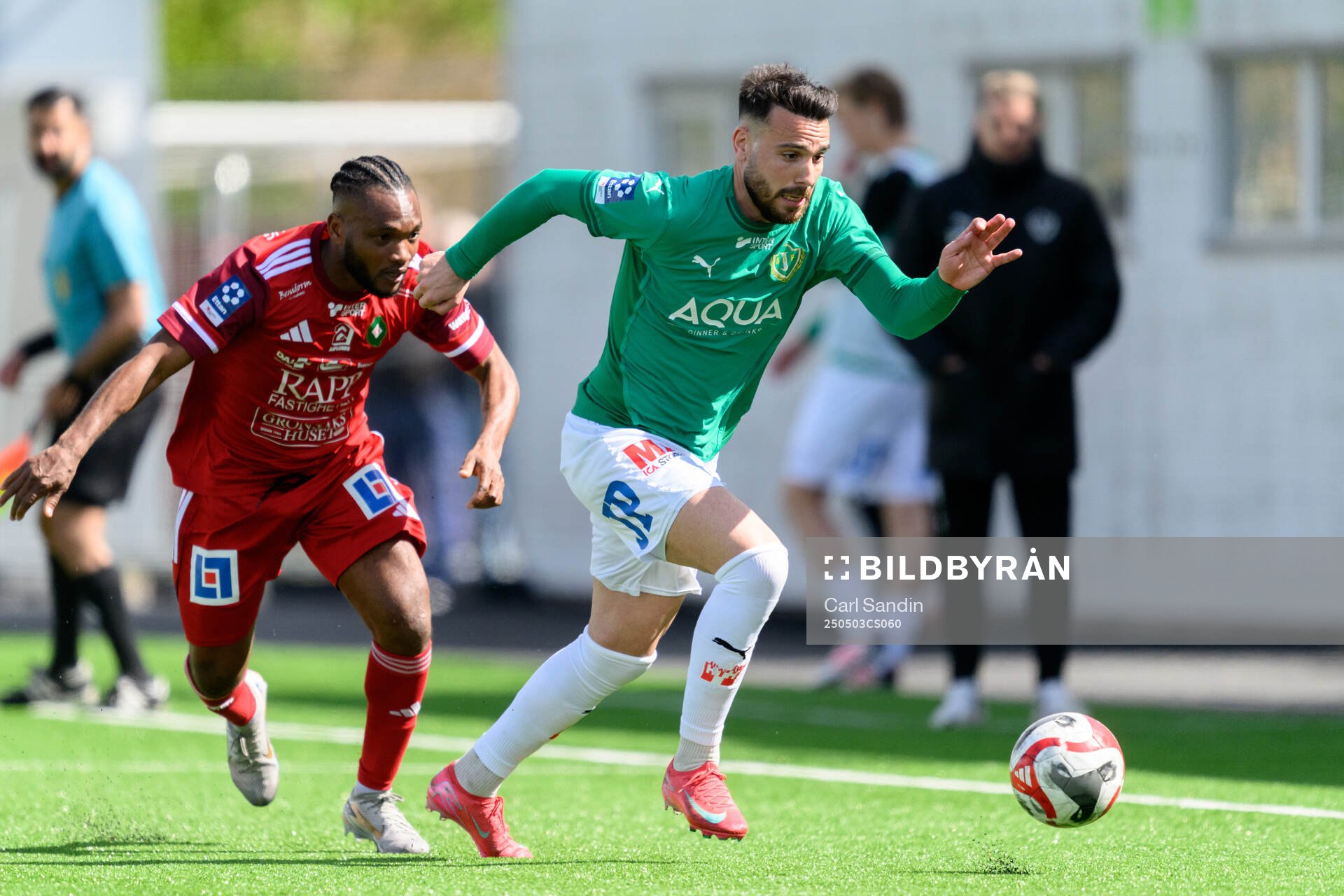 Skövde AIKs Enock Kwakwa och Jönköpings Södras Dzenis Kozica under fotbollsmatchen i Ettan södra mellan Skövde AIK och Jönköpings Södra den 3 maj 2025 i Skövde.