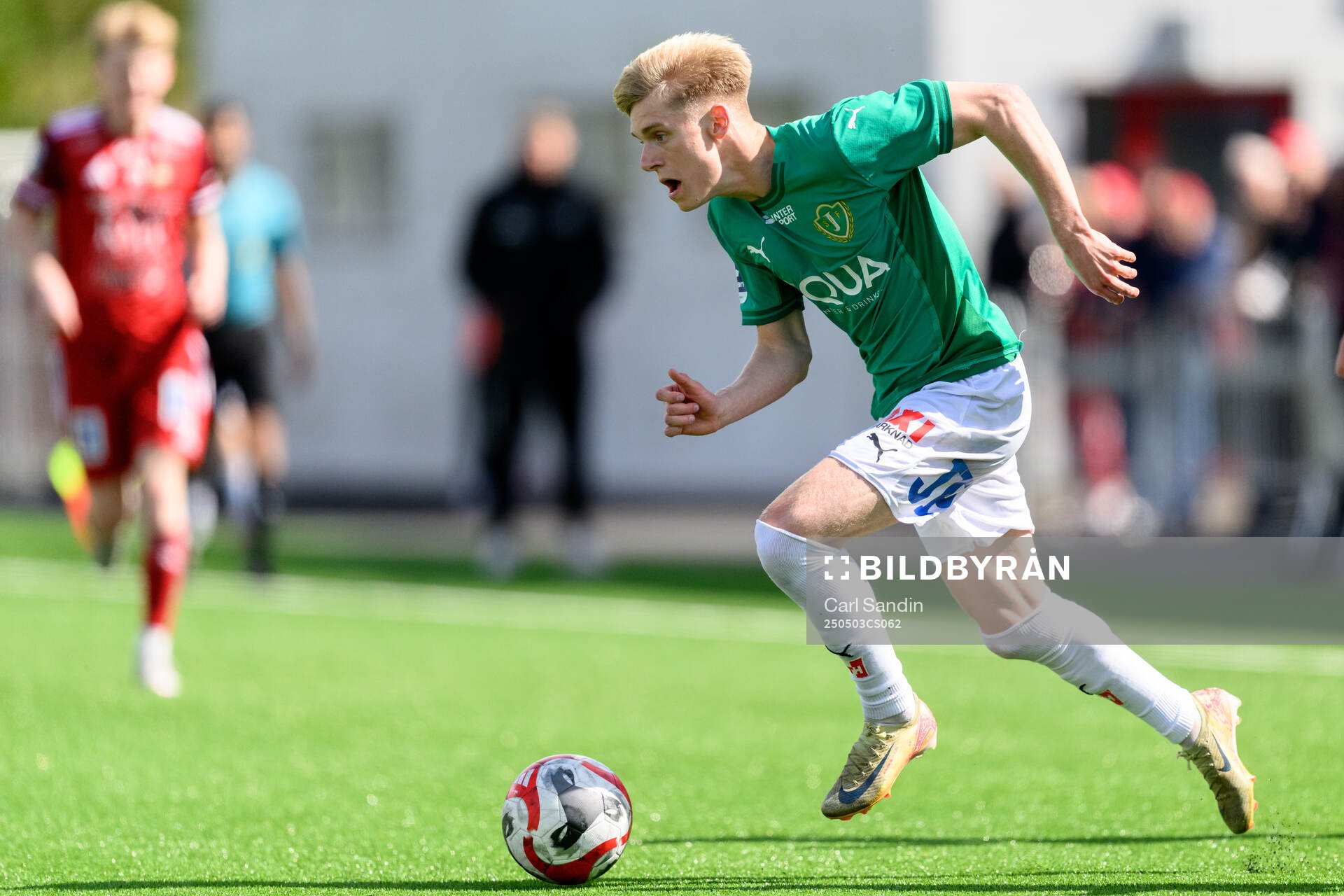 Jönköpings Södras Isak Ellbring under fotbollsmatchen i Ettan södra mellan Skövde AIK och Jönköpings Södra den 3 maj 2025 i Skövde.