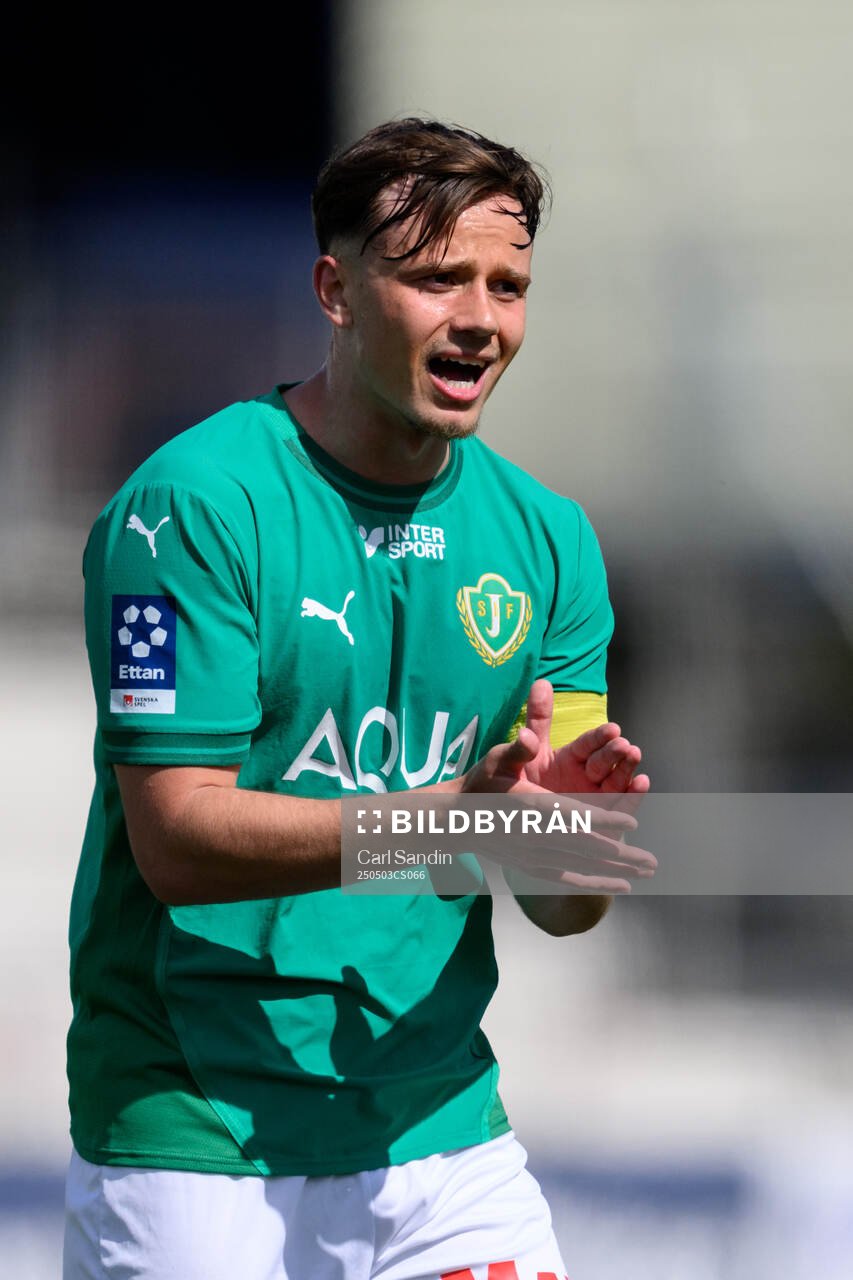 Jönköpings Södras Benjamin Tannus under fotbollsmatchen i Ettan södra mellan Skövde AIK och Jönköpings Södra den 3 maj 2025 i Skövde.