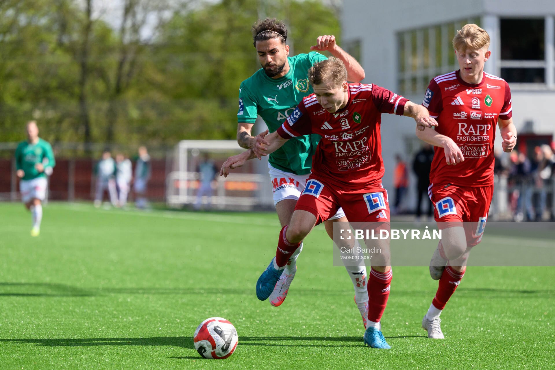 Jönköpings Södras Anmar Kiwarkis och Skövde AIKs Samuel Sörman och Elias Nordström under fotbollsmatchen i Ettan södra mellan Skövde AIK och Jönköpings Södra den 3 maj 2025 i Skövde.