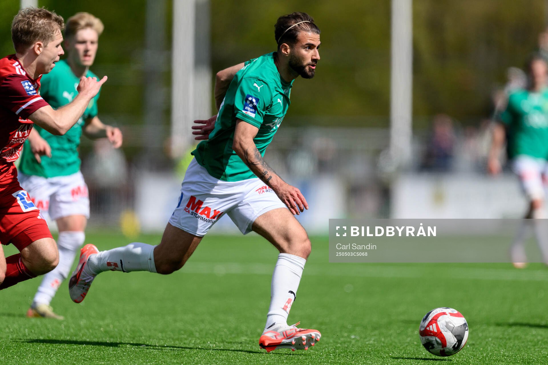 Jönköpings Södras Anmar Kiwarkis under fotbollsmatchen i Ettan södra mellan Skövde AIK och Jönköpings Södra den 3 maj 2025 i Skövde.