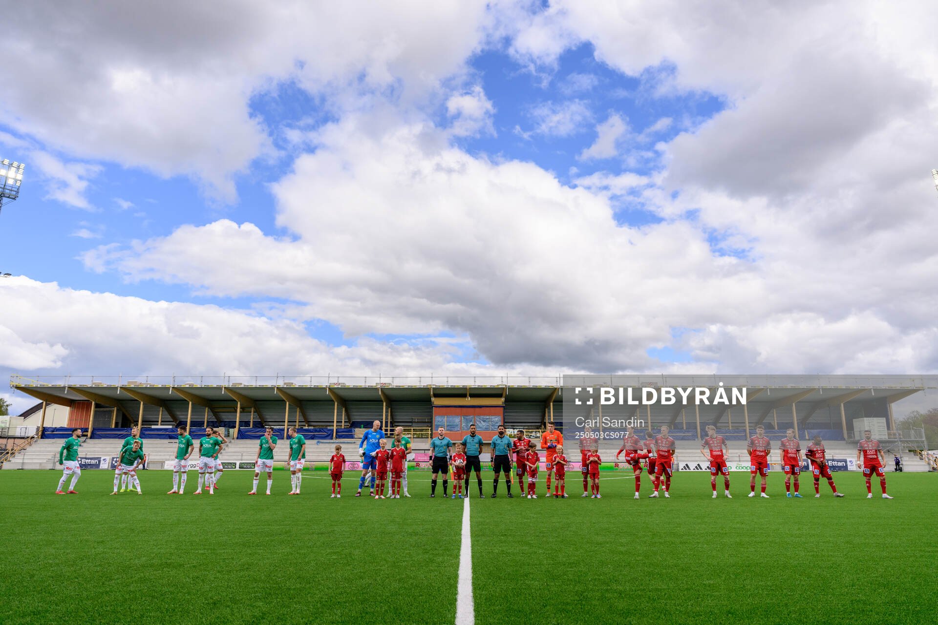 Spelarena vid lineup inför fotbollsmatchen i Ettan södra mellan Skövde AIK och Jönköpings Södra den 3 maj 2025 i Skövde. 