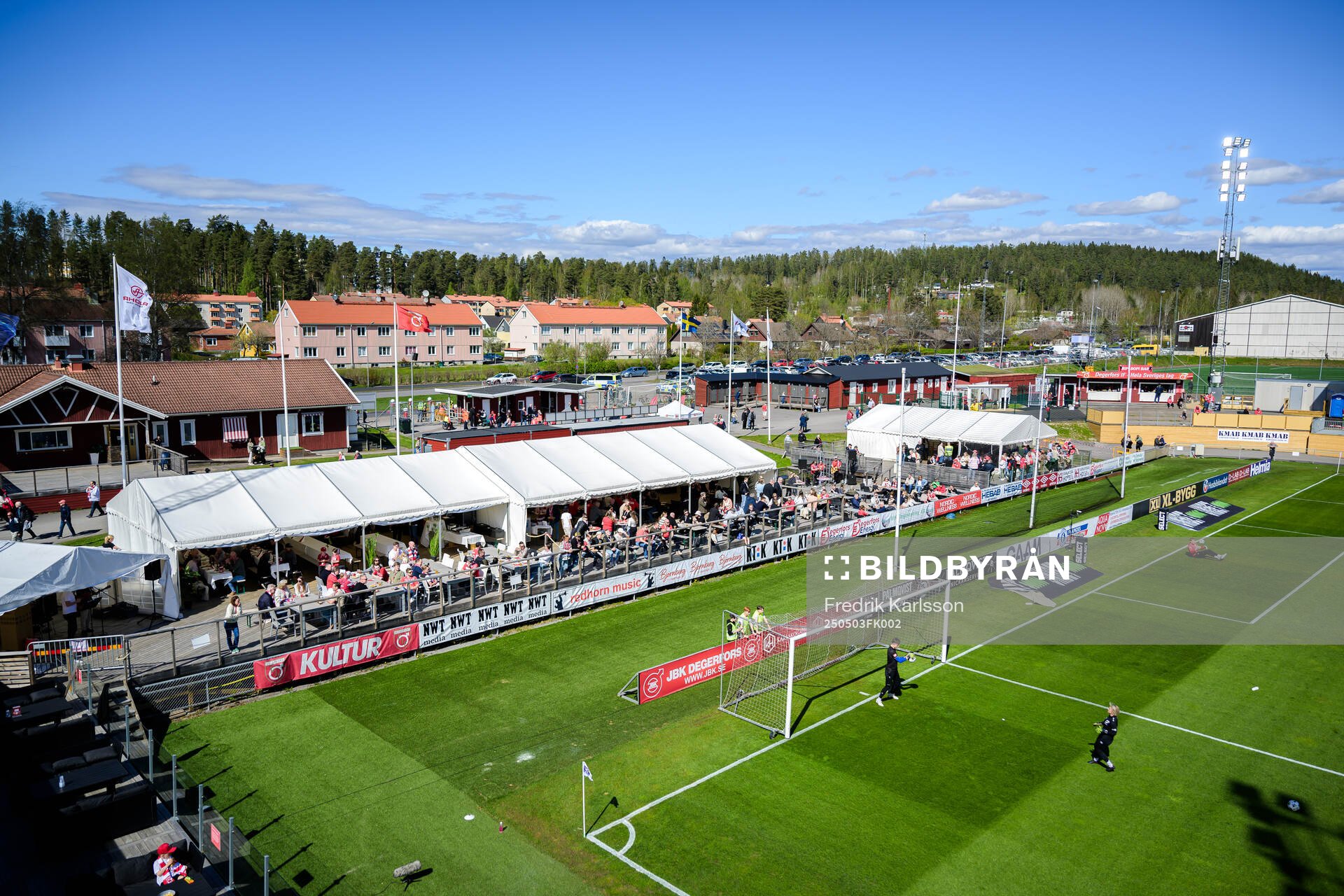 Vy över Stora Valla och restauranger inför fotbollsmatchen i Allsvenskan mellan Degerfors och Sirius den 3 maj 2025 i Degerfors. 