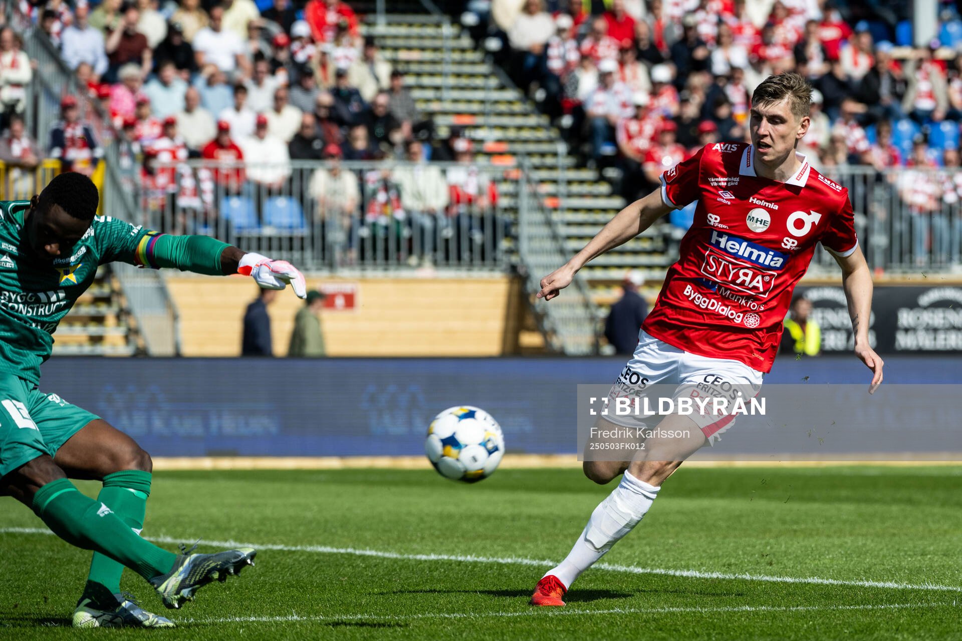 Sirius målvakt Ismael Diawara och Degerfors Adi Fisic