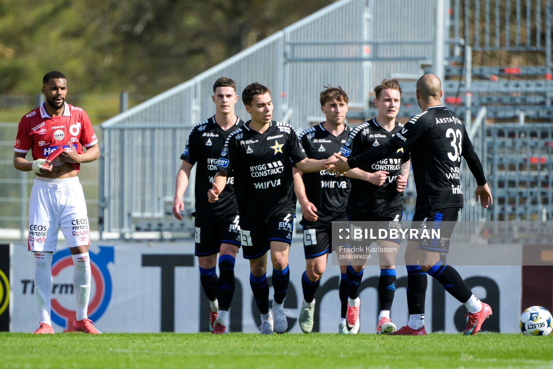 Sirius Leo Walta jublar med lagkamrater efter 1-1 under fotbollsmatchen i Allsvenskan mellan Degerfors och Sirius den 3 maj 2025 i Degerfors.