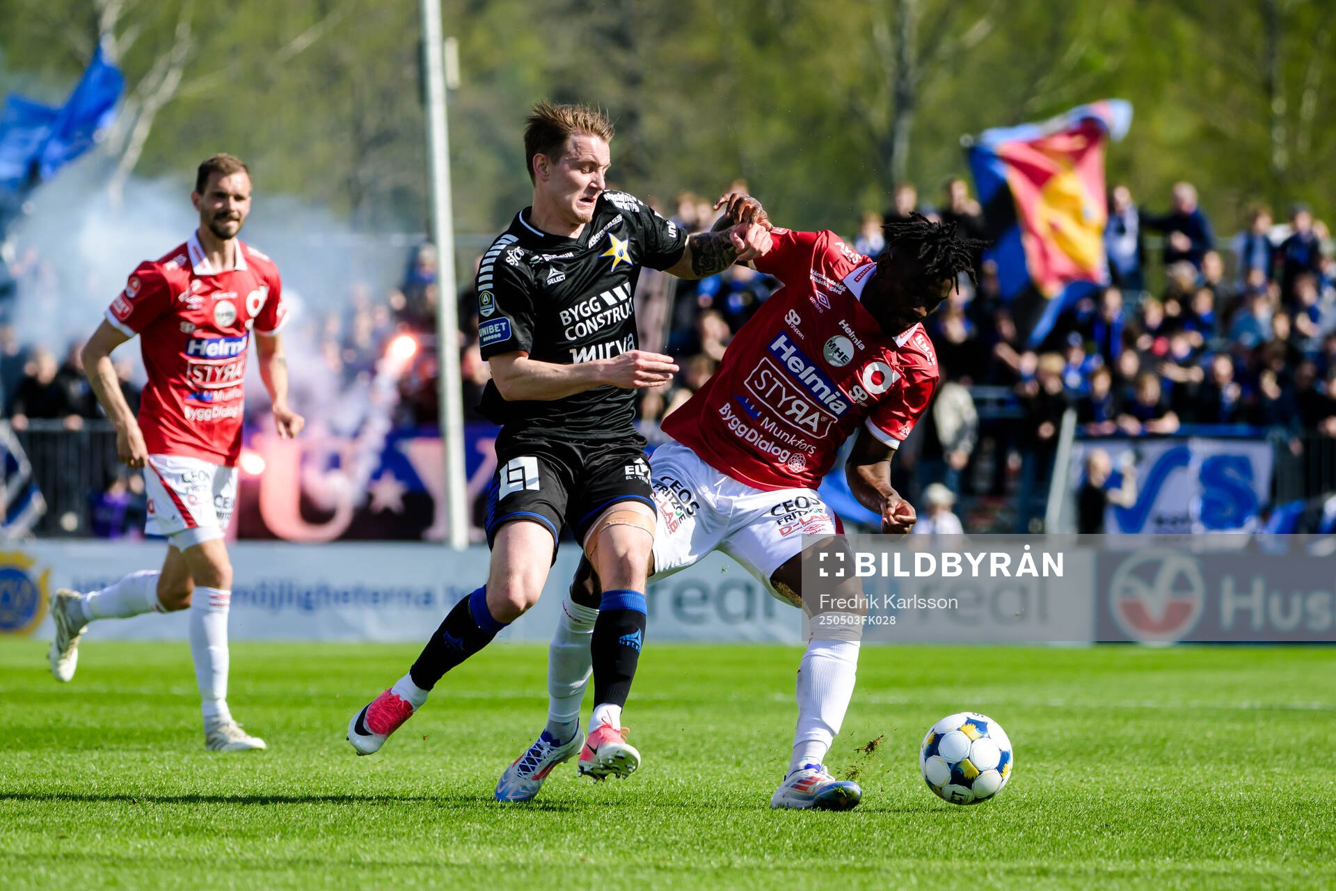Sirius Noel Milleskog och Degerfors Mamadouba Diaby under fotbollsmatchen i Allsvenskan mellan Degerfors och Sirius den 3 maj 2025 i Degerfors.
