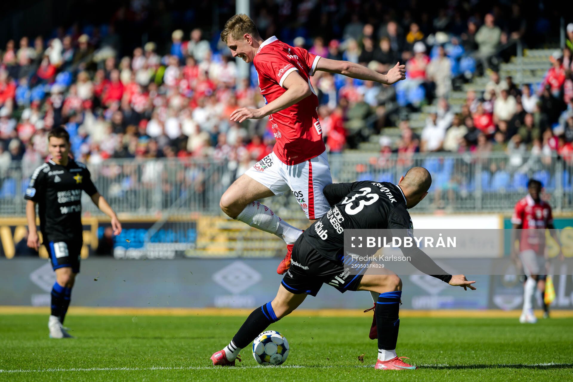 Degerfors Adi Fisic och Sirius Saba Mamatsashvili under fotbollsmatchen i Allsvenskan mellan Degerfors och Sirius den 3 maj 2025 i Degerfors.