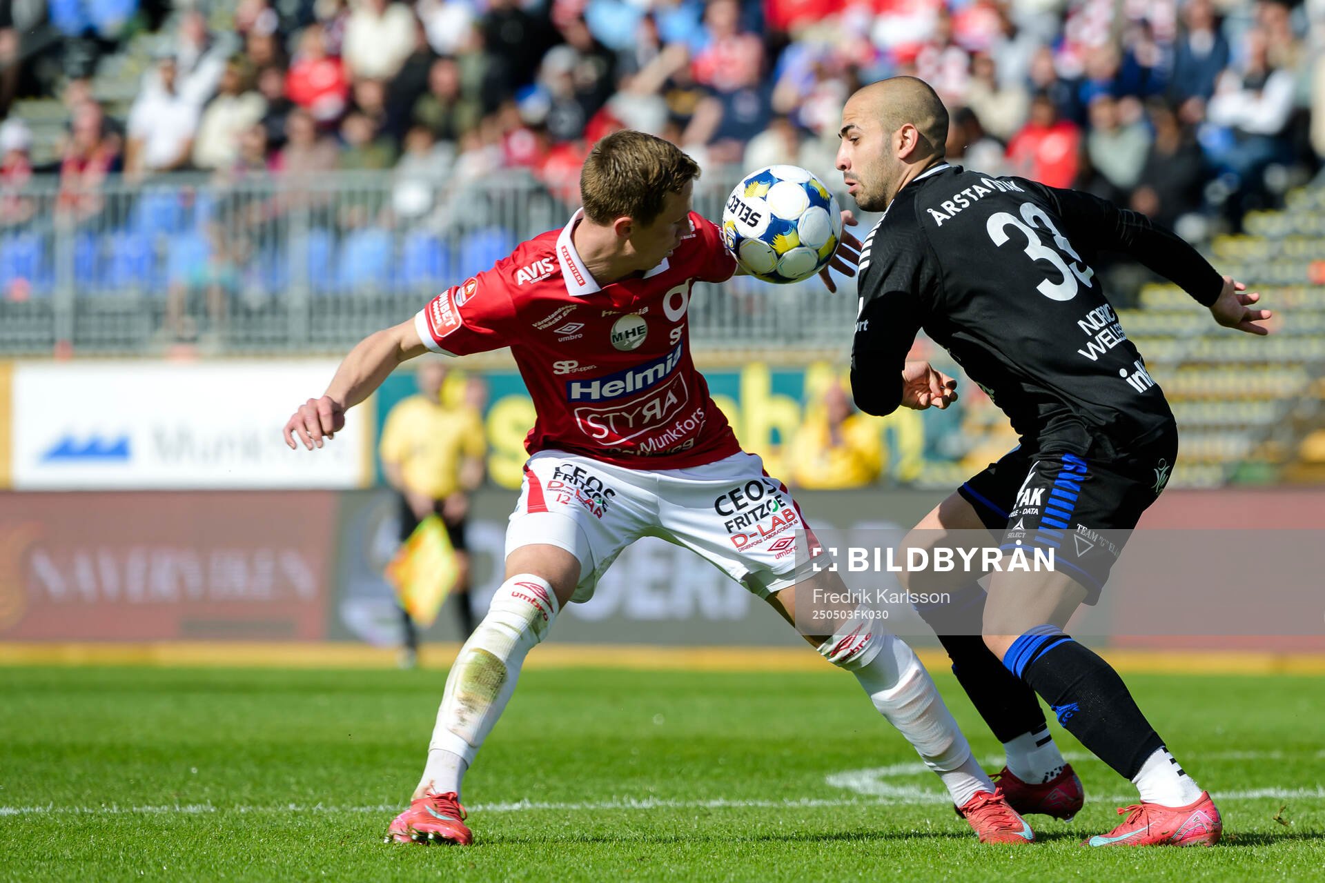 Degerfors Erik Lindell och Sirius Saba Mamatsashvili under fotbollsmatchen i Allsvenskan mellan Degerfors och Sirius den 3 maj 2025 i Degerfors.