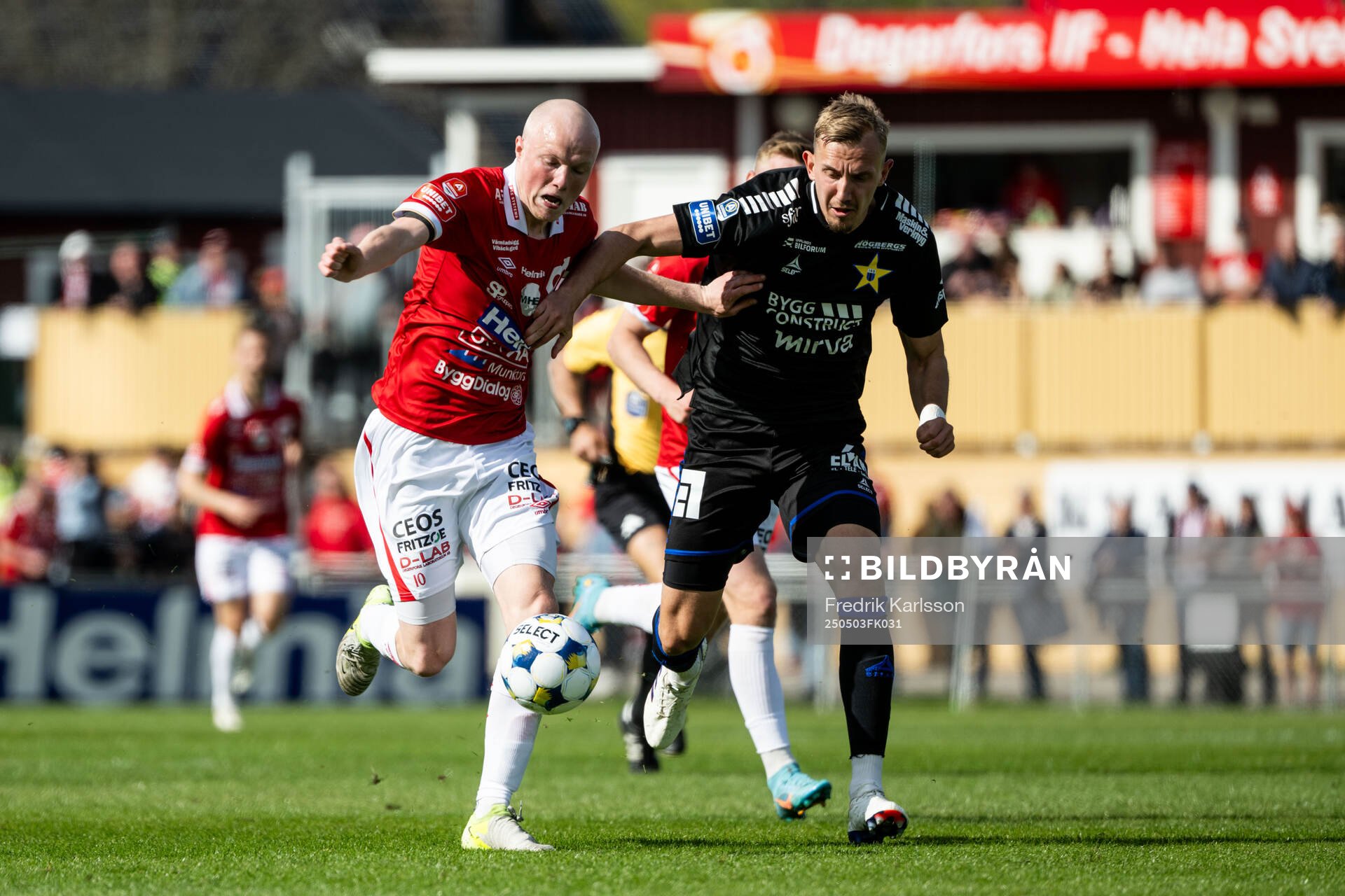 Degerfors Marcus Rafferty och Sirius Jakob Voelkerling Persson under fotbollsmatchen i Allsvenskan mellan Degerfors och Sirius den 3 maj 2025 i Degerfors.