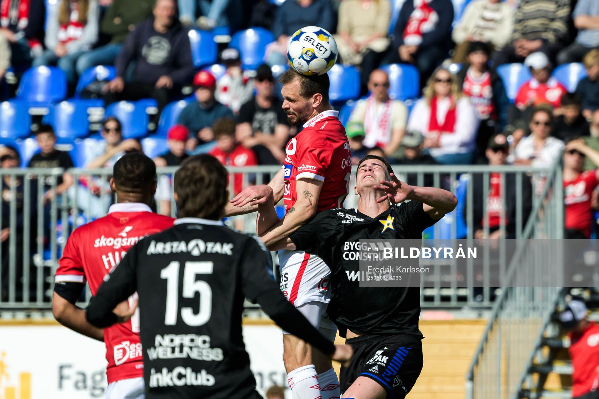 Degerfors Sebastian Ohlsson och Sirius Robbie Ure under fotbollsmatchen i Allsvenskan mellan Degerfors och Sirius den 3 maj 2025 i Degerfors.