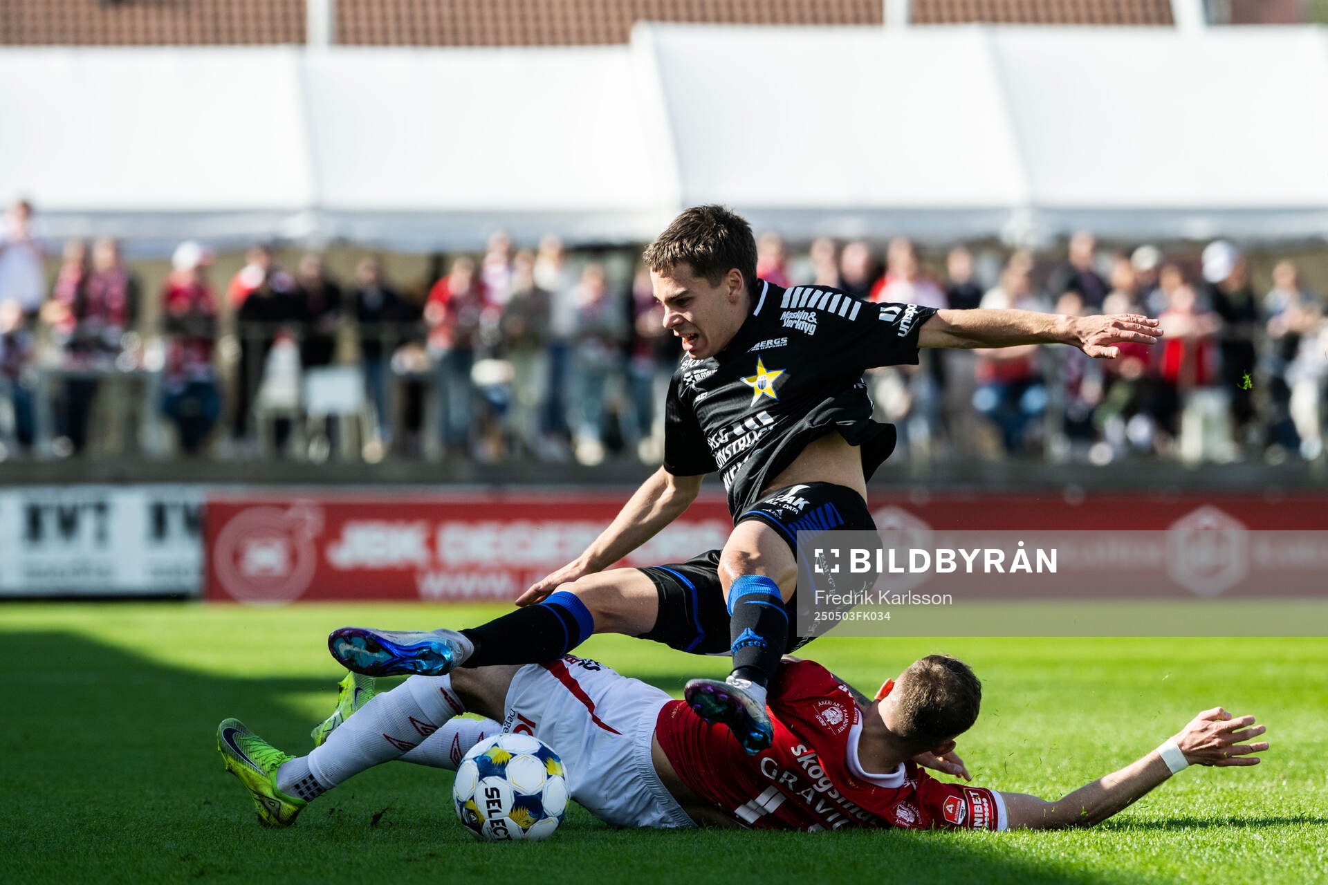 Sirius Leo Walta och Degerfors Christos Gravius under fotbollsmatchen i Allsvenskan mellan Degerfors och Sirius den 3 maj 2025 i Degerfors.