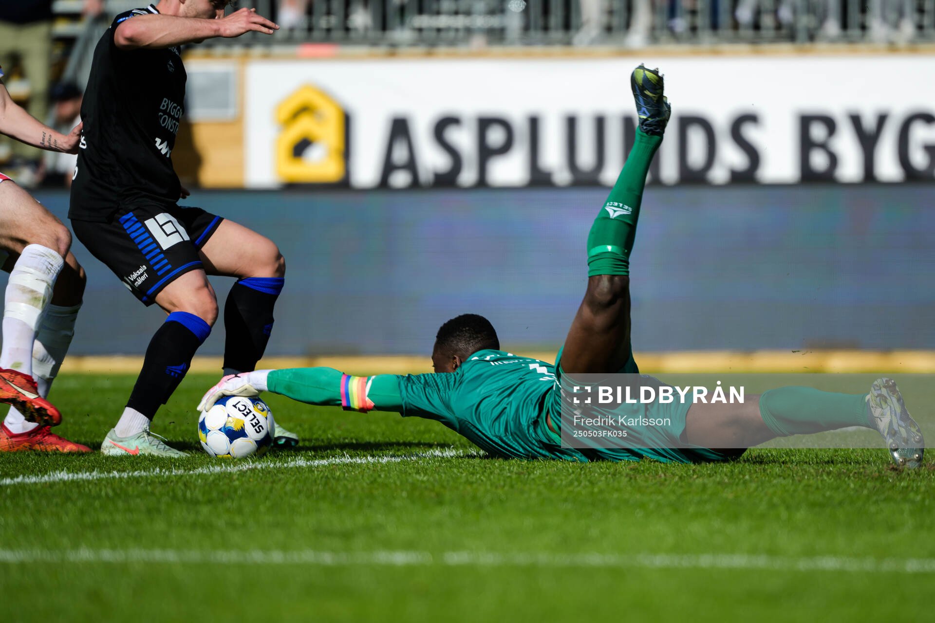 Sirius målvakt Ismael Diawara under fotbollsmatchen i Allsvenskan mellan Degerfors och Sirius den 3 maj 2025 i Degerfors. 