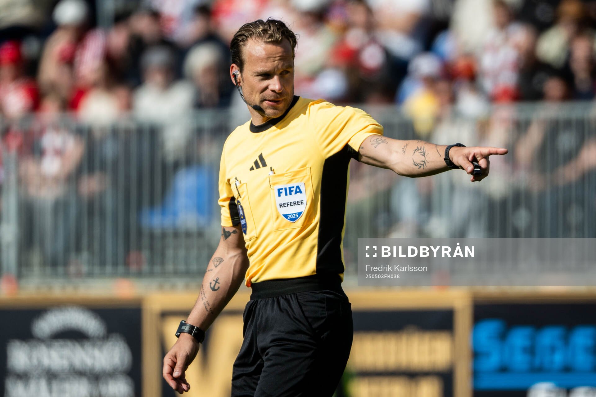 Domare Kristoffer Karlsson under fotbollsmatchen i Allsvenskan mellan Degerfors och Sirius den 3 maj 2025 i Degerfors. 