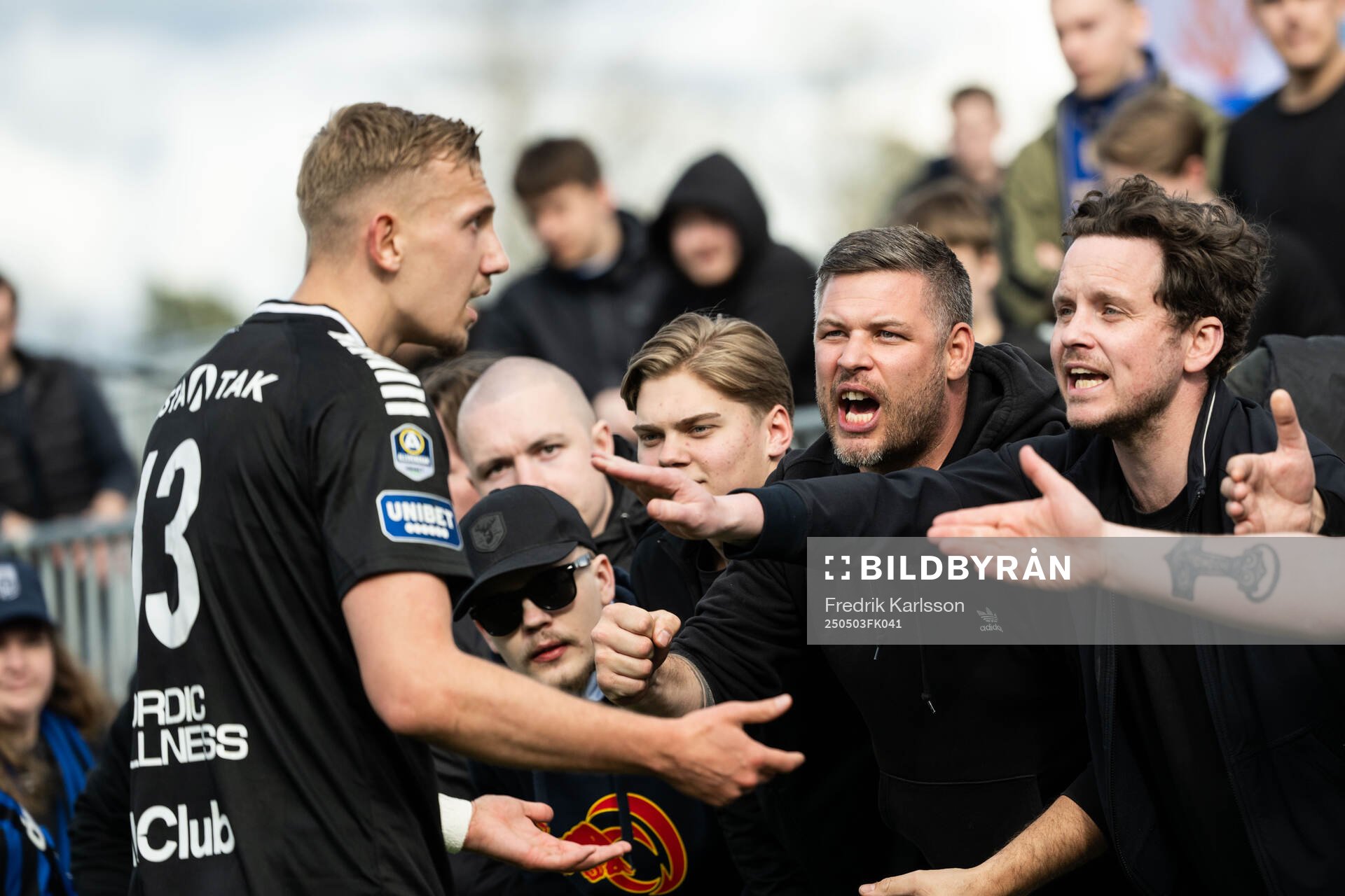 Sirius Jakob Voelkerling Persson i diskussion med supportrar