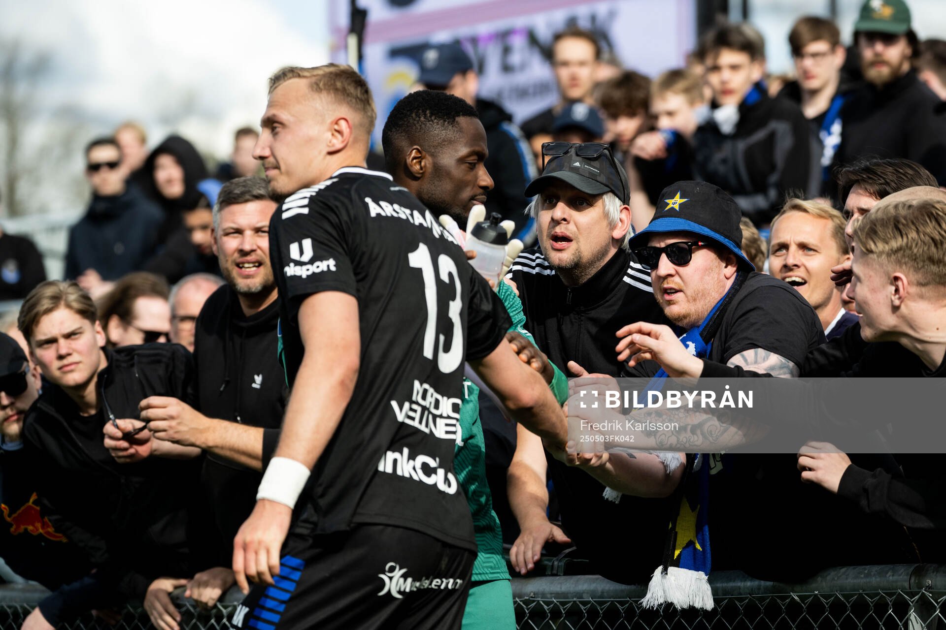 Sirius Jakob Voelkerling Persson i diskussion med supportrar