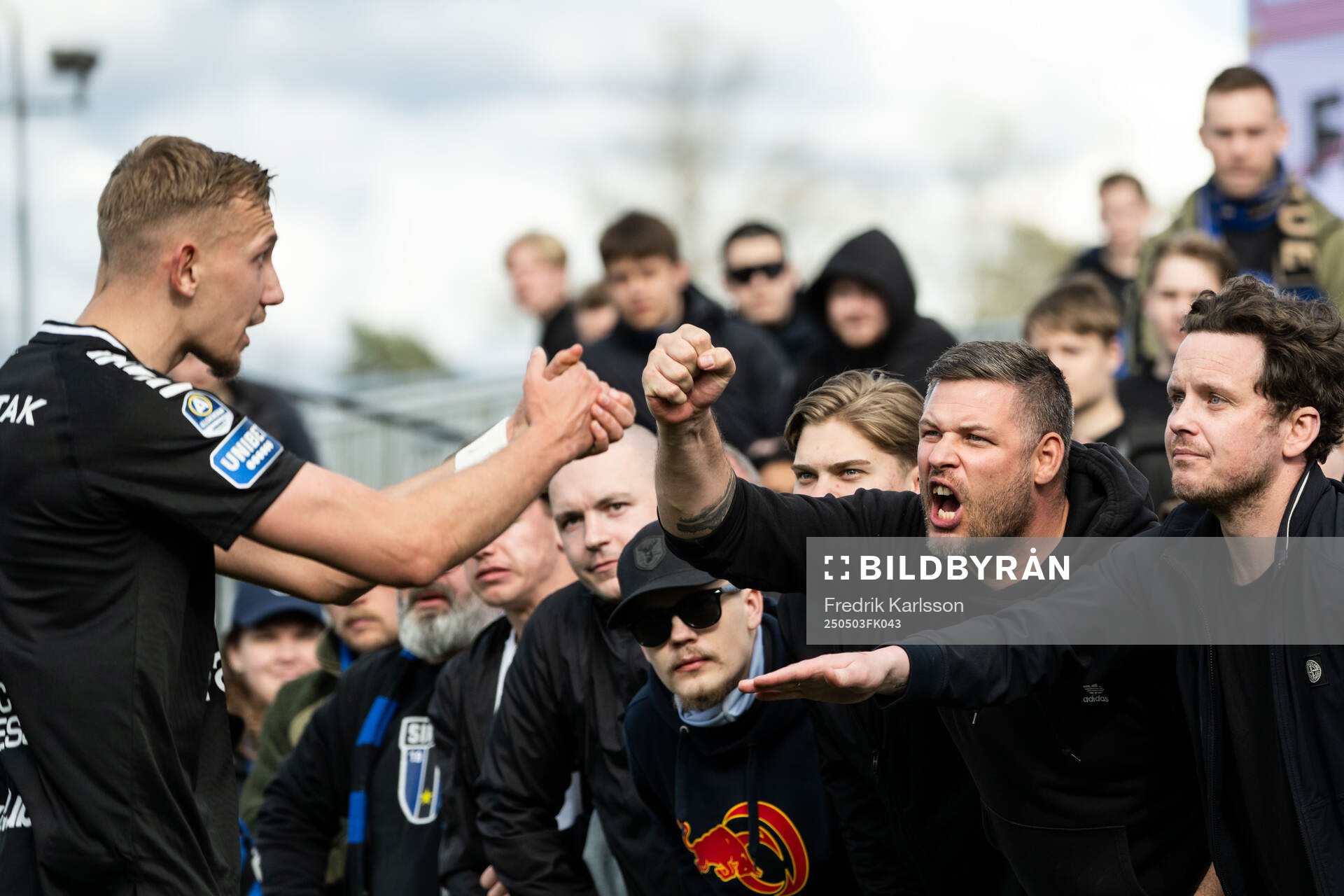 Sirius Jakob Voelkerling Persson i diskussion med supportrar
