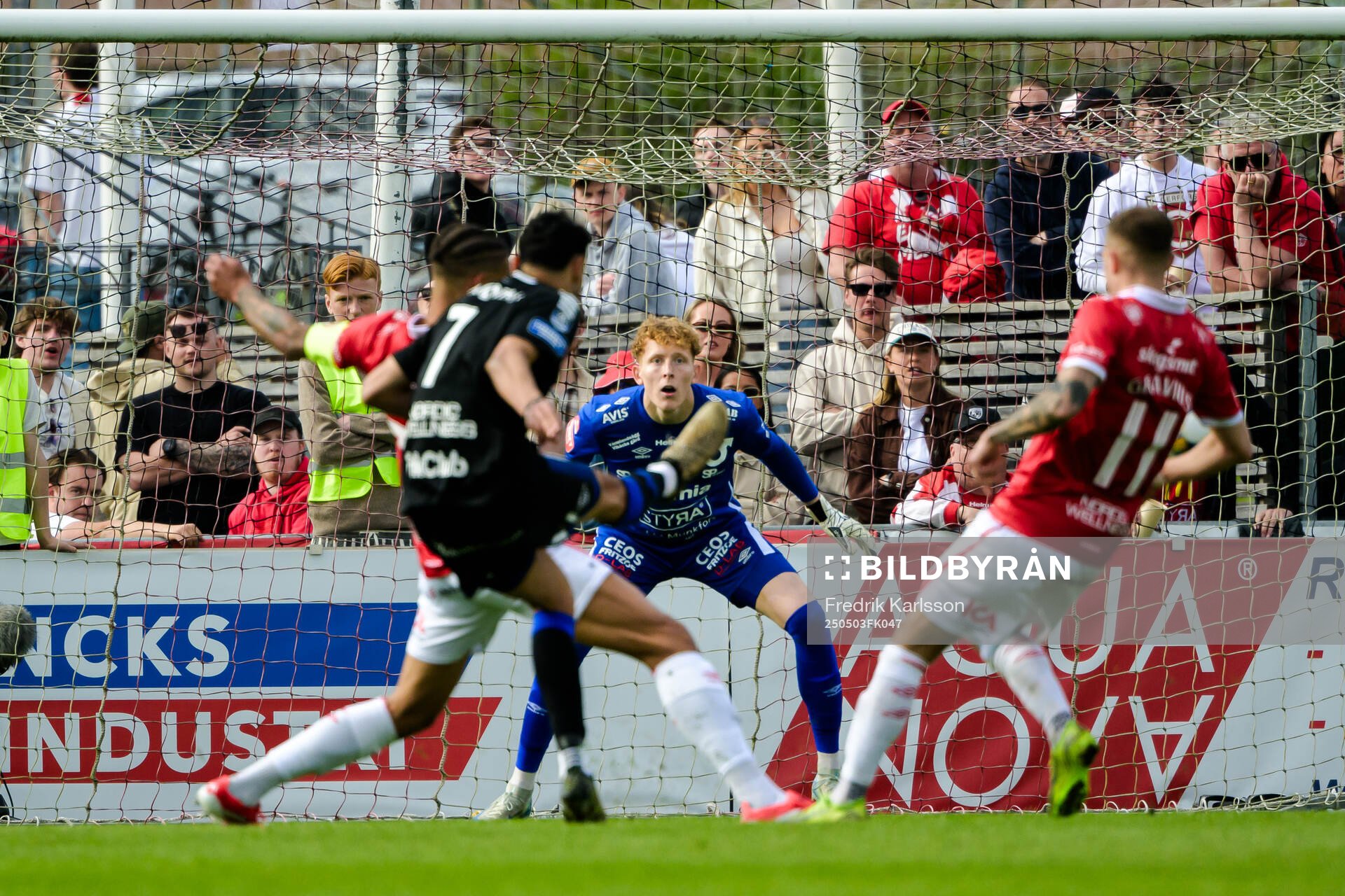 Degerfors målvakt Rasmus Forsell under fotbollsmatchen i Allsvenskan mellan Degerfors och Sirius den 3 maj 2025 i Degerfors. 