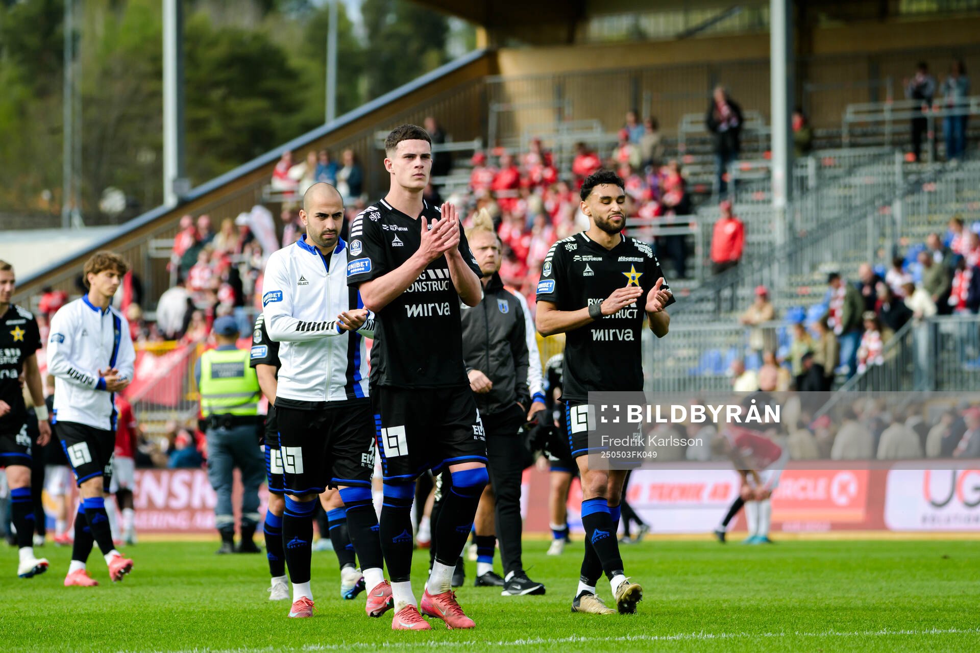Sirius spelare tackar publiken efter fotbollsmatchen i Allsvenskan mellan Degerfors och Sirius den 3 maj 2025 i Degerfors. 