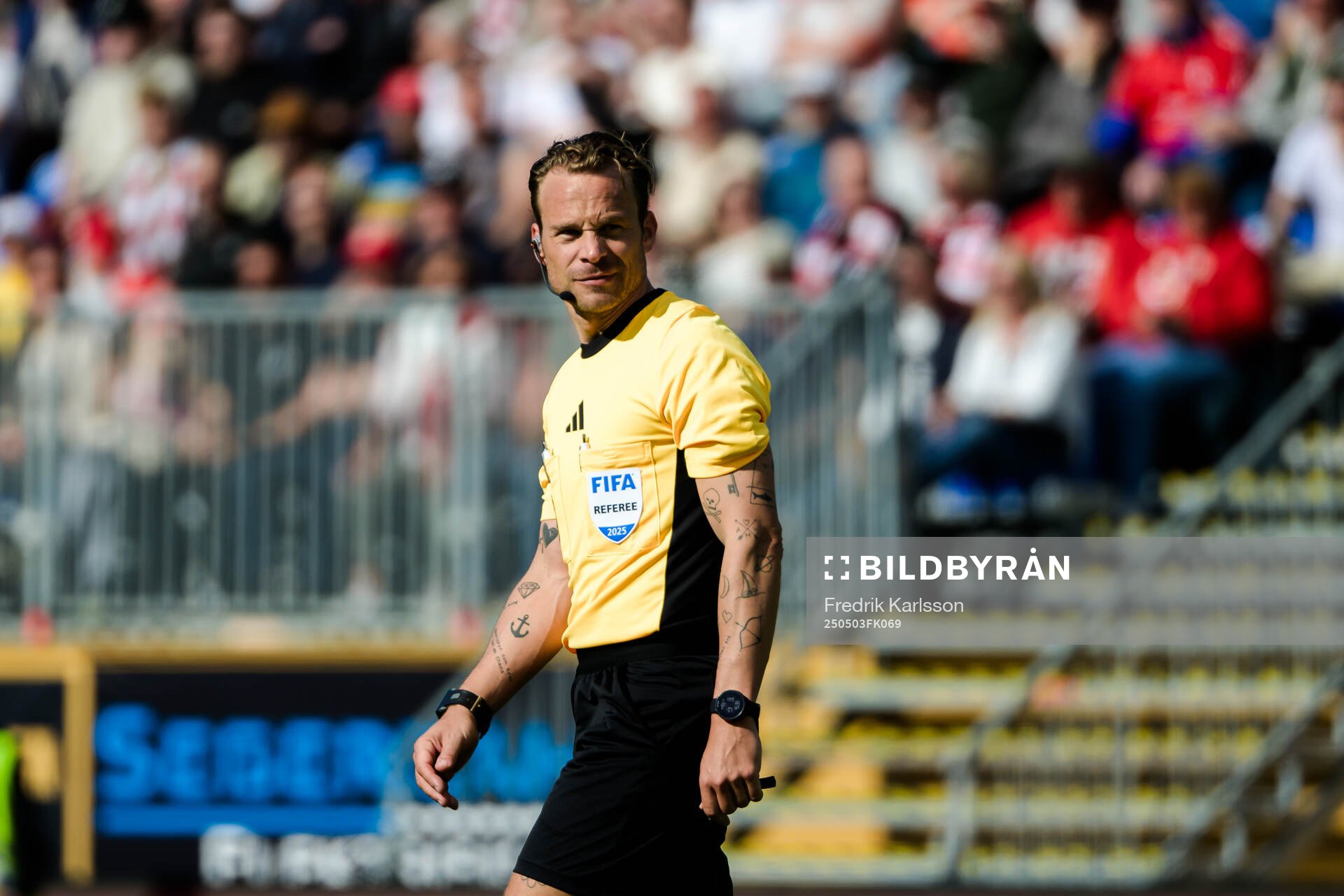 Domare Kristoffer Karlsson under fotbollsmatchen i Allsvenskan mellan Degerfors och Sirius den 3 maj 2025 i Degerfors. 