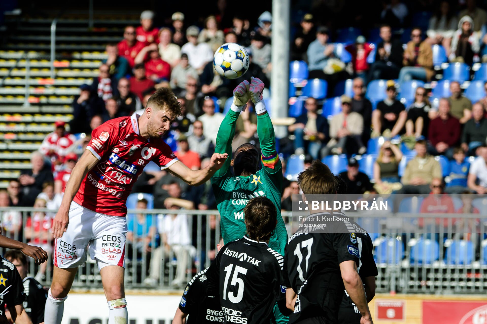Degerfors Juhani Pikkarainen och Sirius målvakt Ismael Diawara under fotbollsmatchen i Allsvenskan mellan Degerfors och Sirius den 3 maj 2025 i Degerfors.