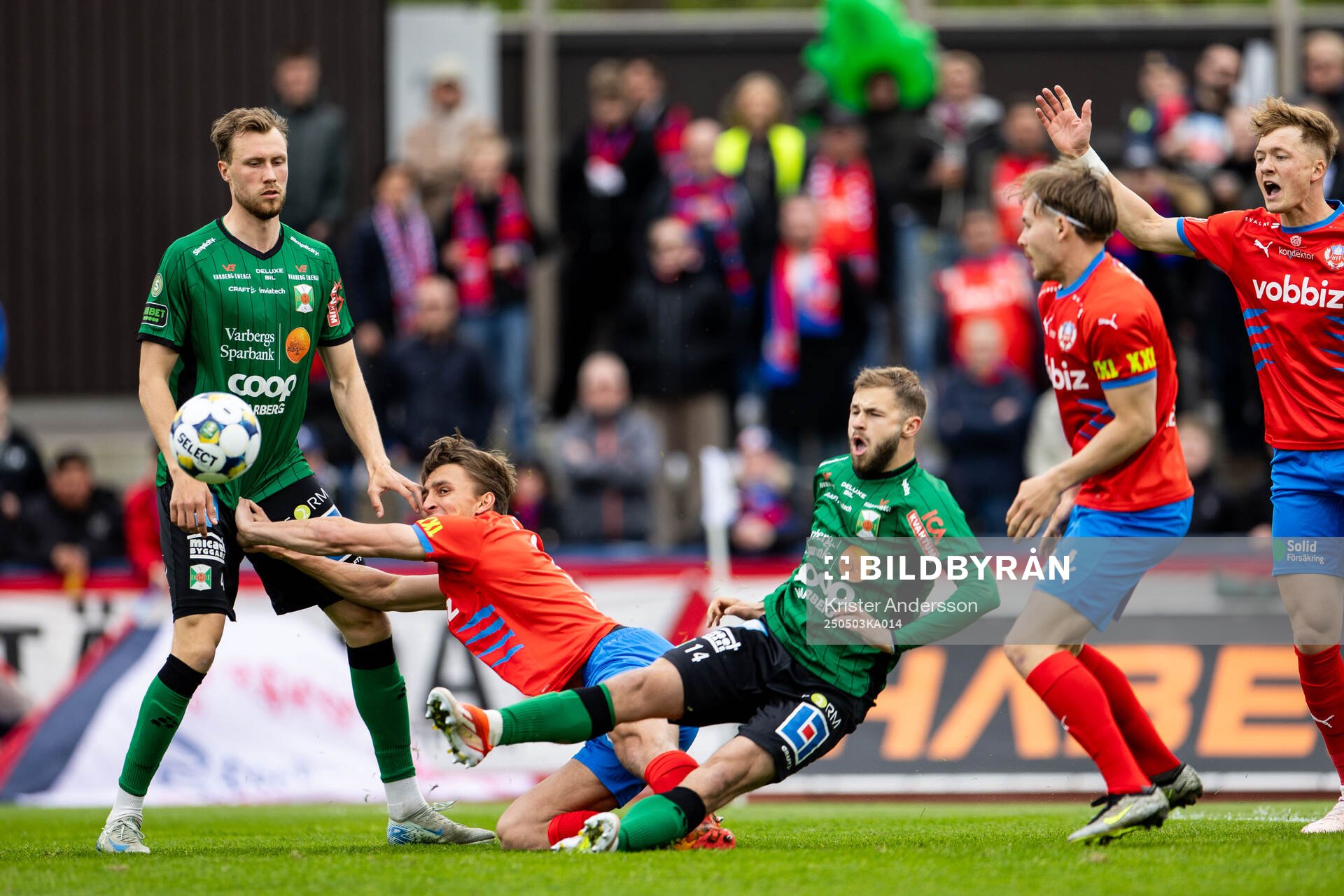 Varbergs Niklas Dahlström och Oliver Alfonsi mot Helsingborgs Wilhelm Nilsson och Simon Bengtsson under fotbollsmatchen i Superettan mellan Varberg och Helsingborg den 3 maj 2025 i Varberg. 