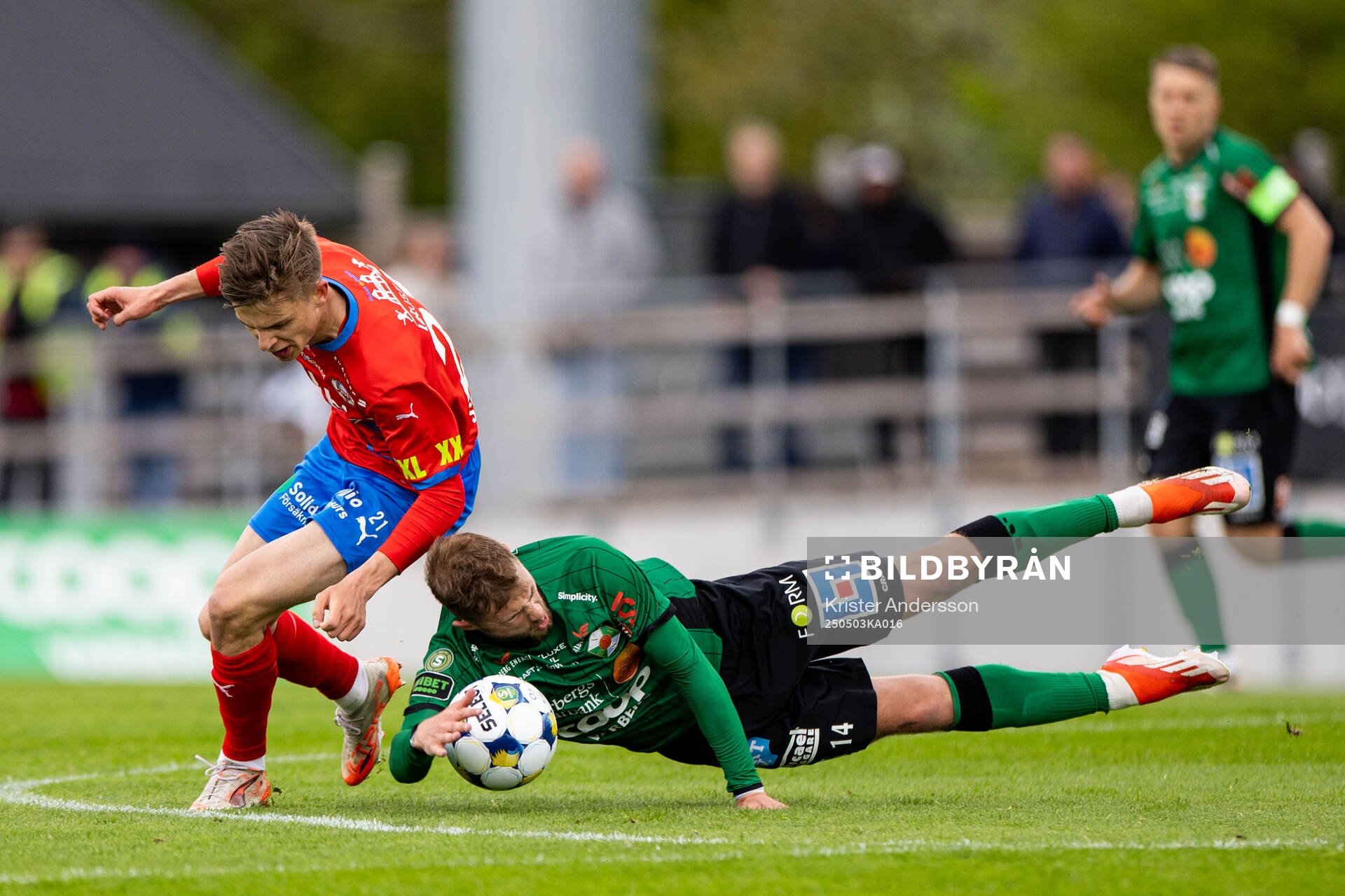 Helsingborgs Adrian Svanbäck och Varbergs Oliver Alfonsi under fotbollsmatchen i Superettan mellan Varberg och Helsingborg den 3 maj 2025 i Varberg.