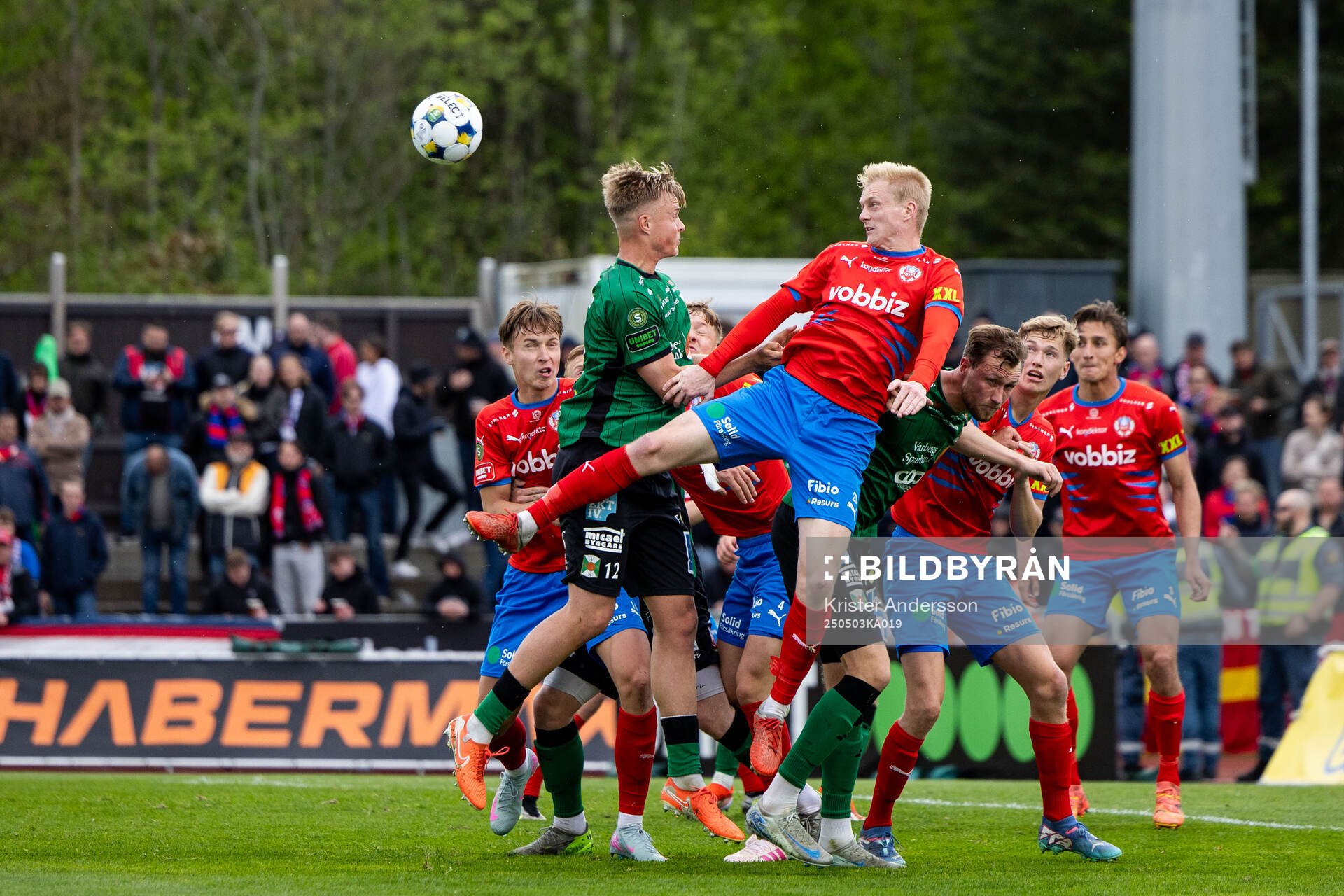 Varbergs Edvin Tellgren och Helsingborgs Oscar Aga under fotbollsmatchen i Superettan mellan Varberg och Helsingborg den 3 maj 2025 i Varberg.