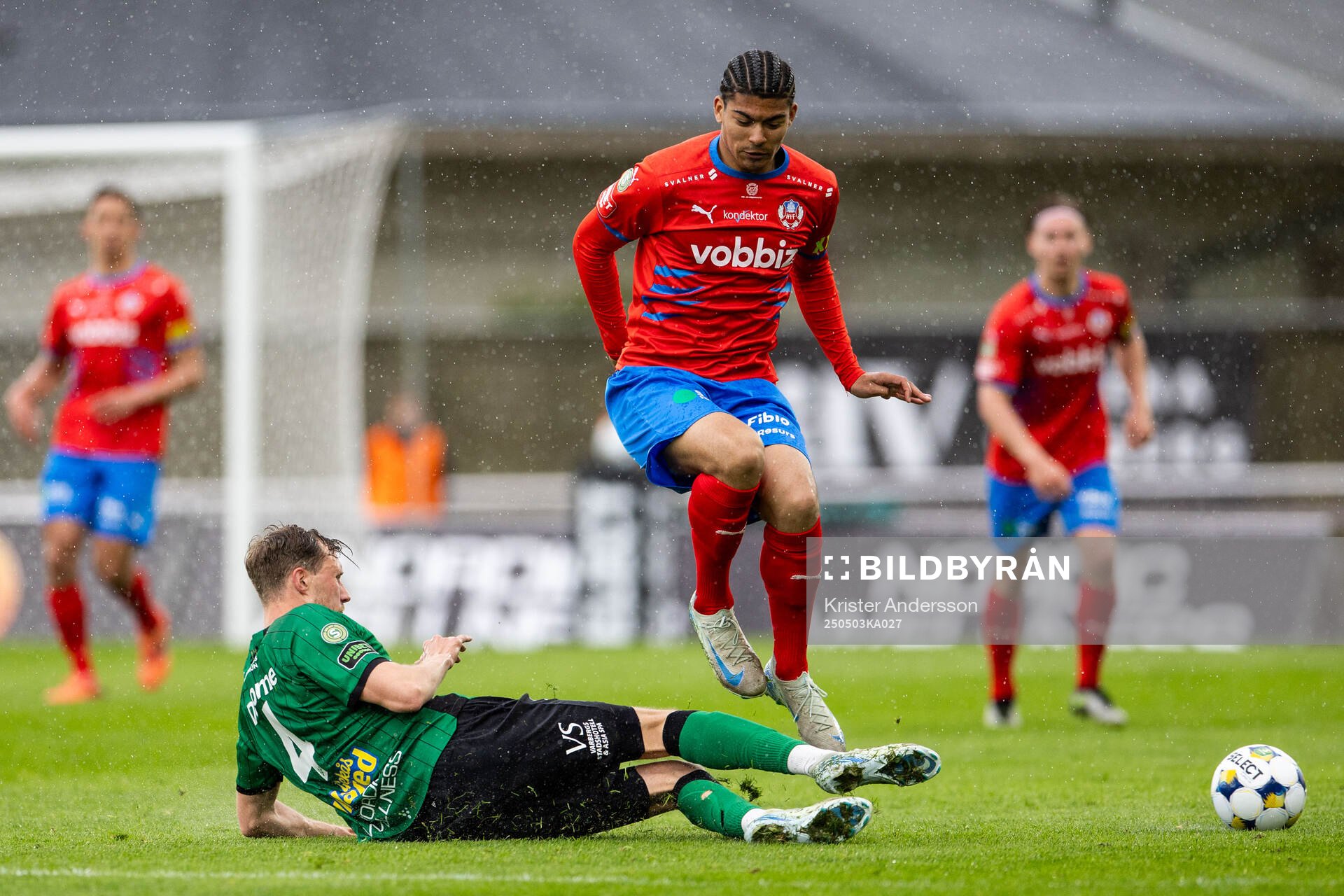 Varbergs Niklas Dahlström och Helsingborgs Milan Silva Rasmussen under fotbollsmatchen i Superettan mellan Varberg och Helsingborg den 3 maj 2025 i Varberg.