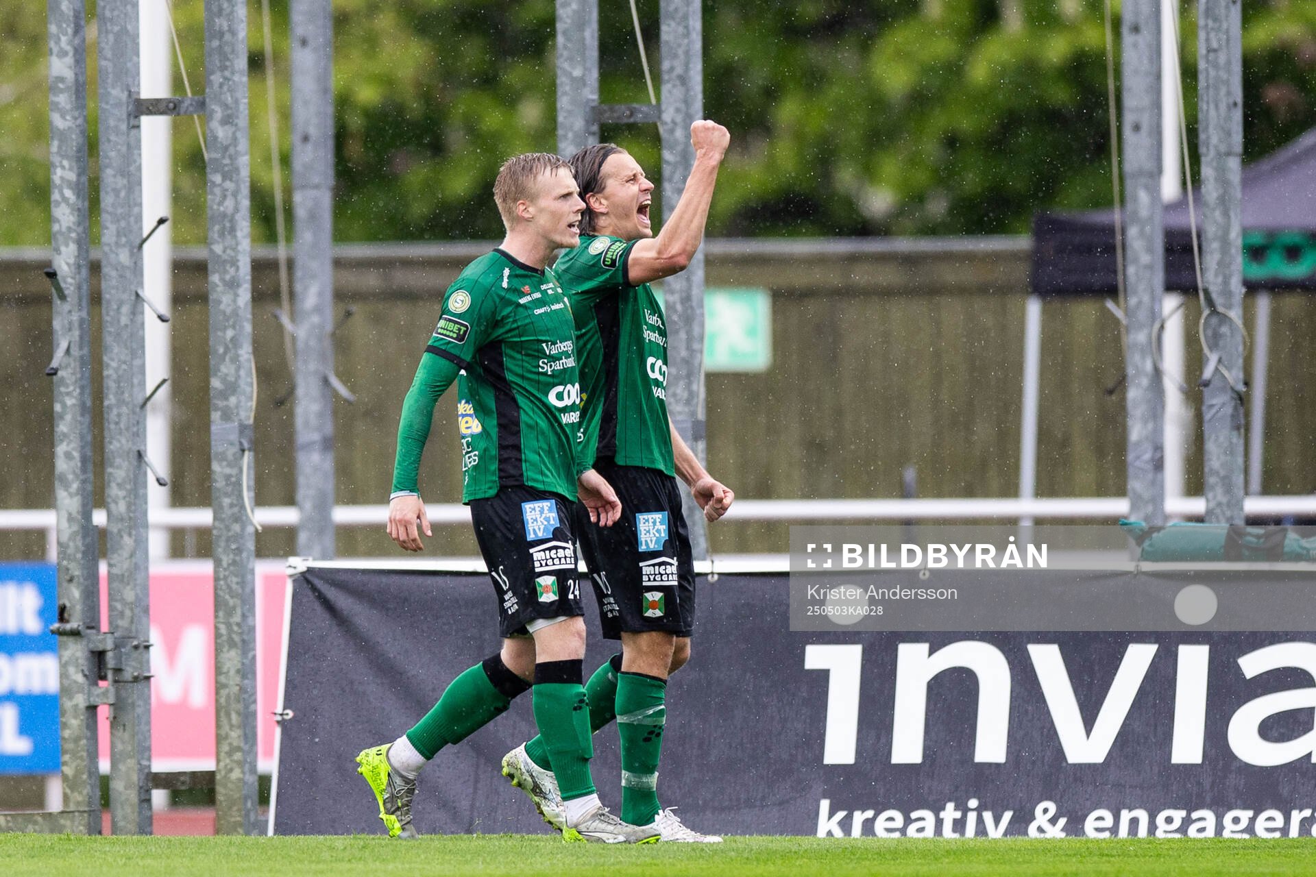 Varbergs Jesper Jonasson Westermark jublar med Emil Hellman efter 1-0 under fotbollsmatchen i Superettan mellan Varberg och Helsingborg den 3 maj 2025 i Varberg.