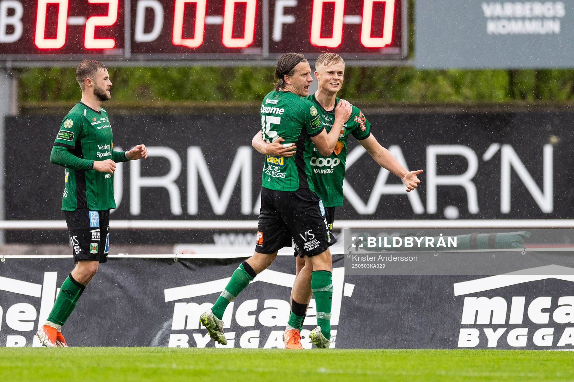 Varbergs Jesper Jonasson Westermark jublar efter 1-0 under fotbollsmatchen i Superettan mellan Varberg och Helsingborg den 3 maj 2025 i Varberg.
