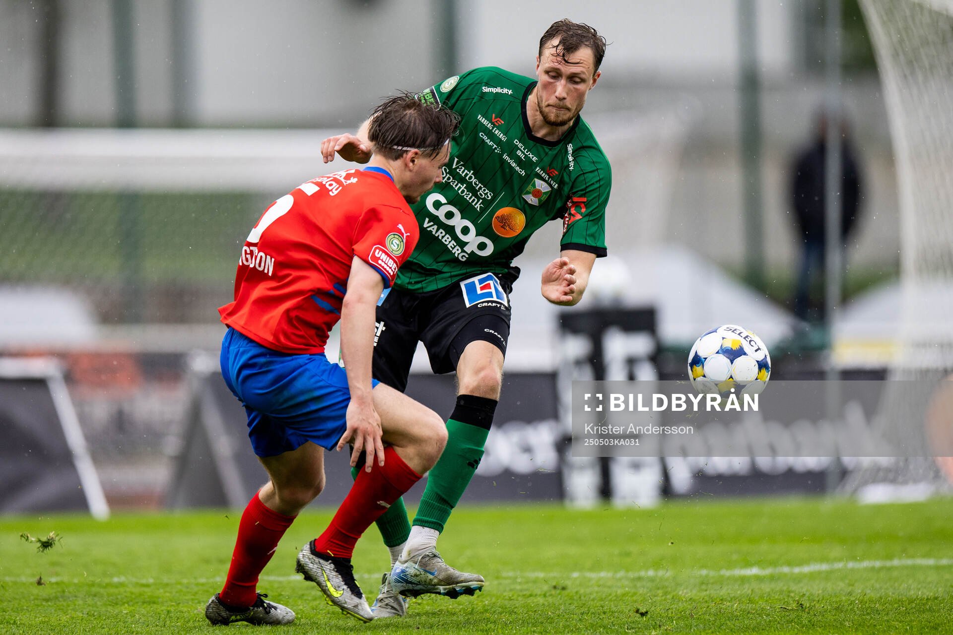 Helsingborgs Simon Bengtsson och Varbergs Niklas Dahlström under fotbollsmatchen i Superettan mellan Varberg och Helsingborg den 3 maj 2025 i Varberg.