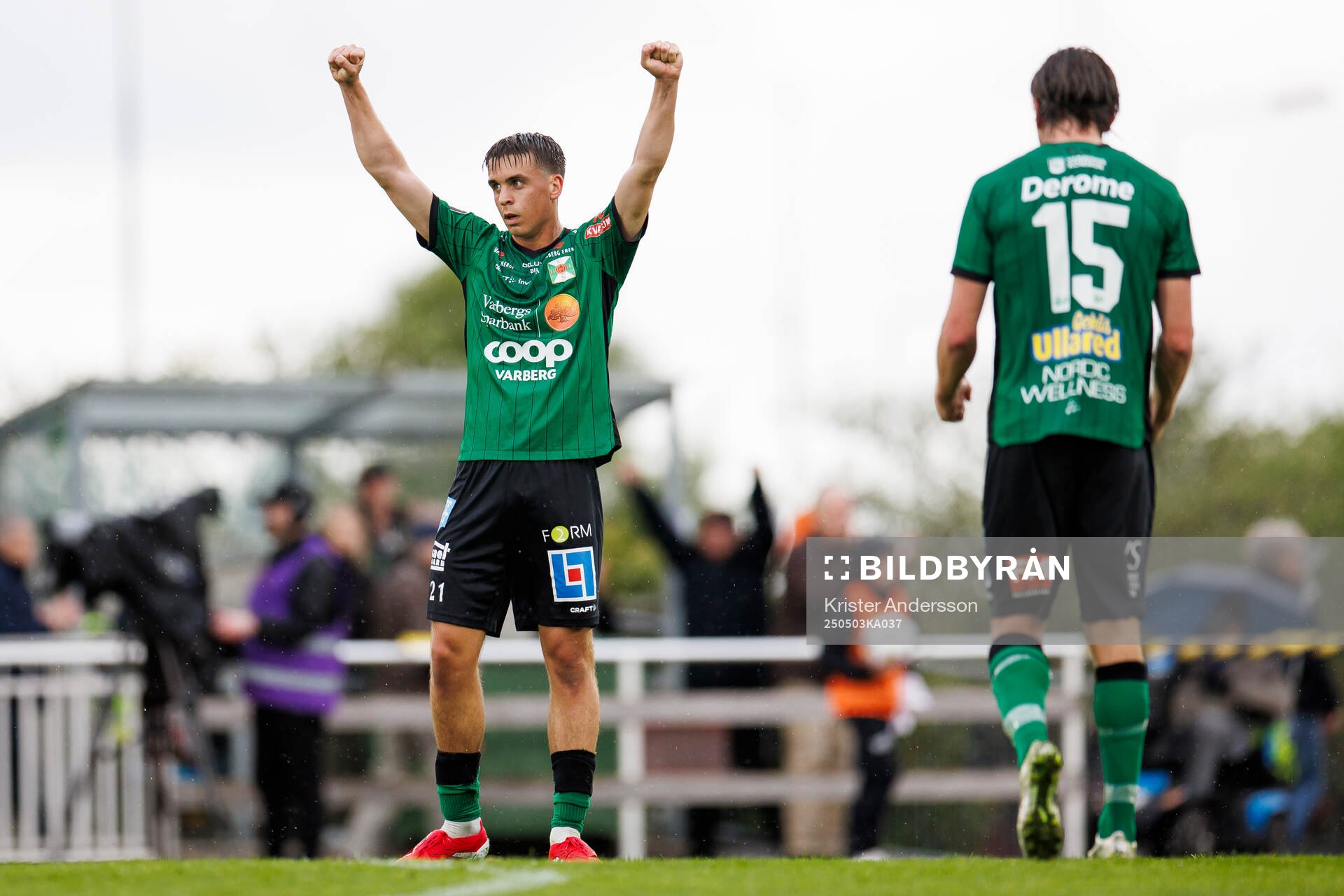 Varbergs Isak Vidjeskog jublar efter fotbollsmatchen i Superettan mellan Varberg och Helsingborg den 3 maj 2025 i Varberg. 