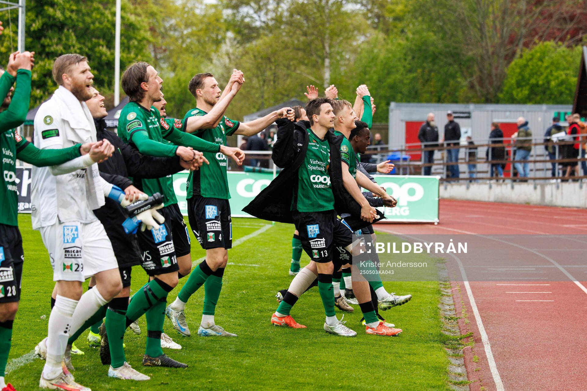 Varbergs spelare jublar efter fotbollsmatchen i Superettan mellan Varberg och Helsingborg den 3 maj 2025 i Varberg. 