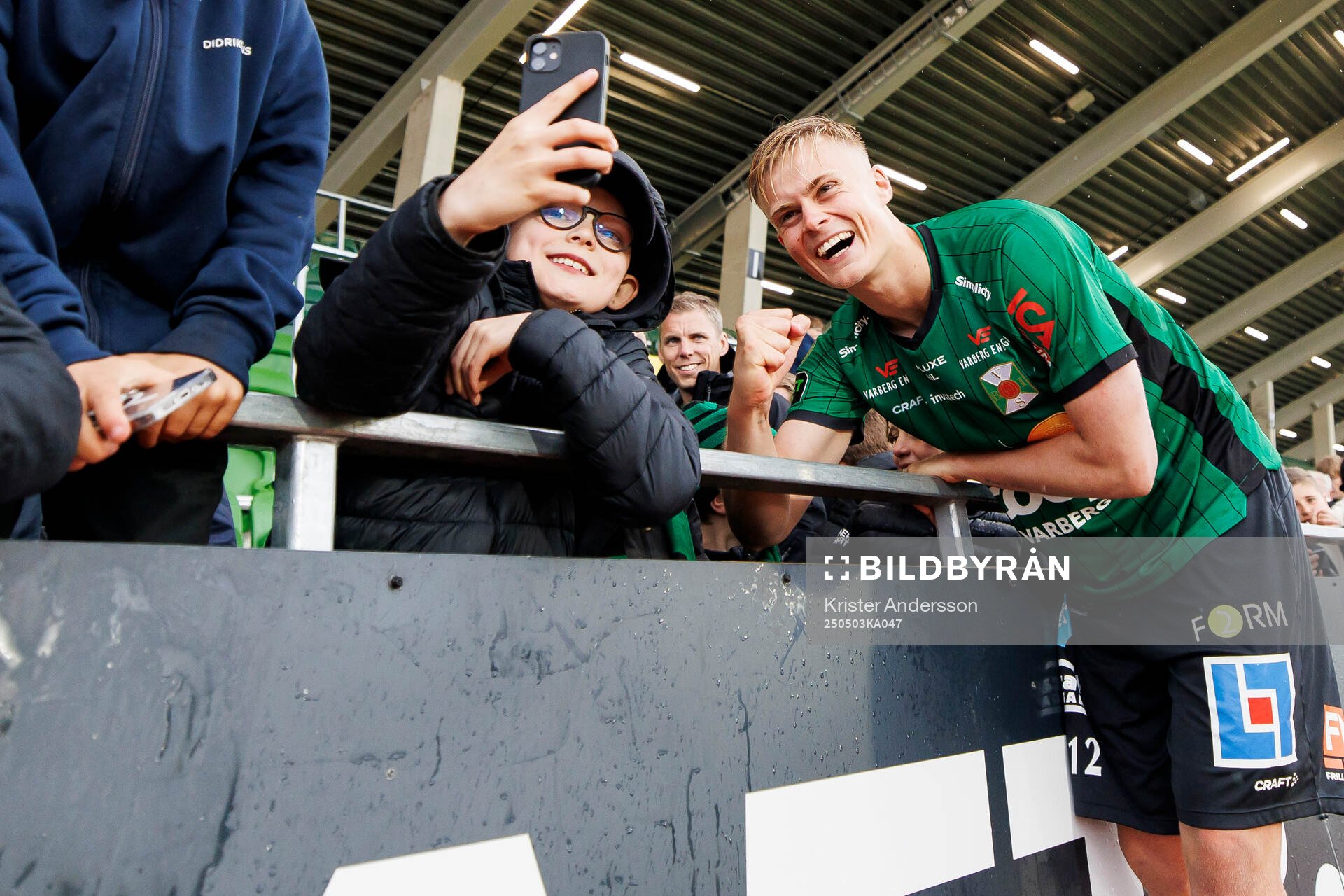 Varbergs Edvin Tellgren jublar med publiken