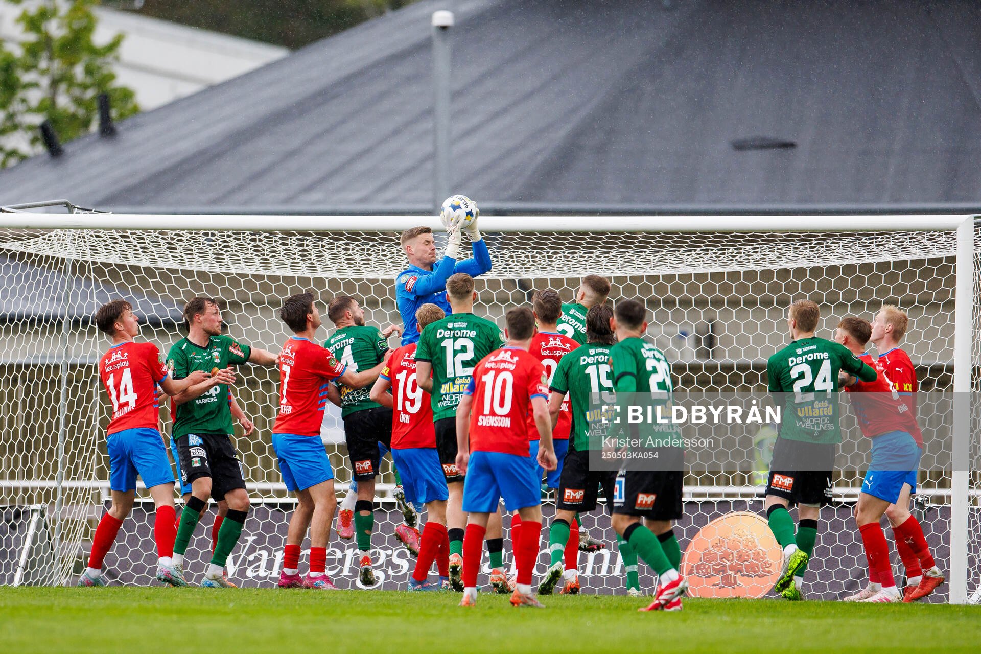 Helsingborgs målvakt Johan Brattberg under fotbollsmatchen i Superettan mellan Varberg och Helsingborg den 3 maj 2025 i Varberg. 