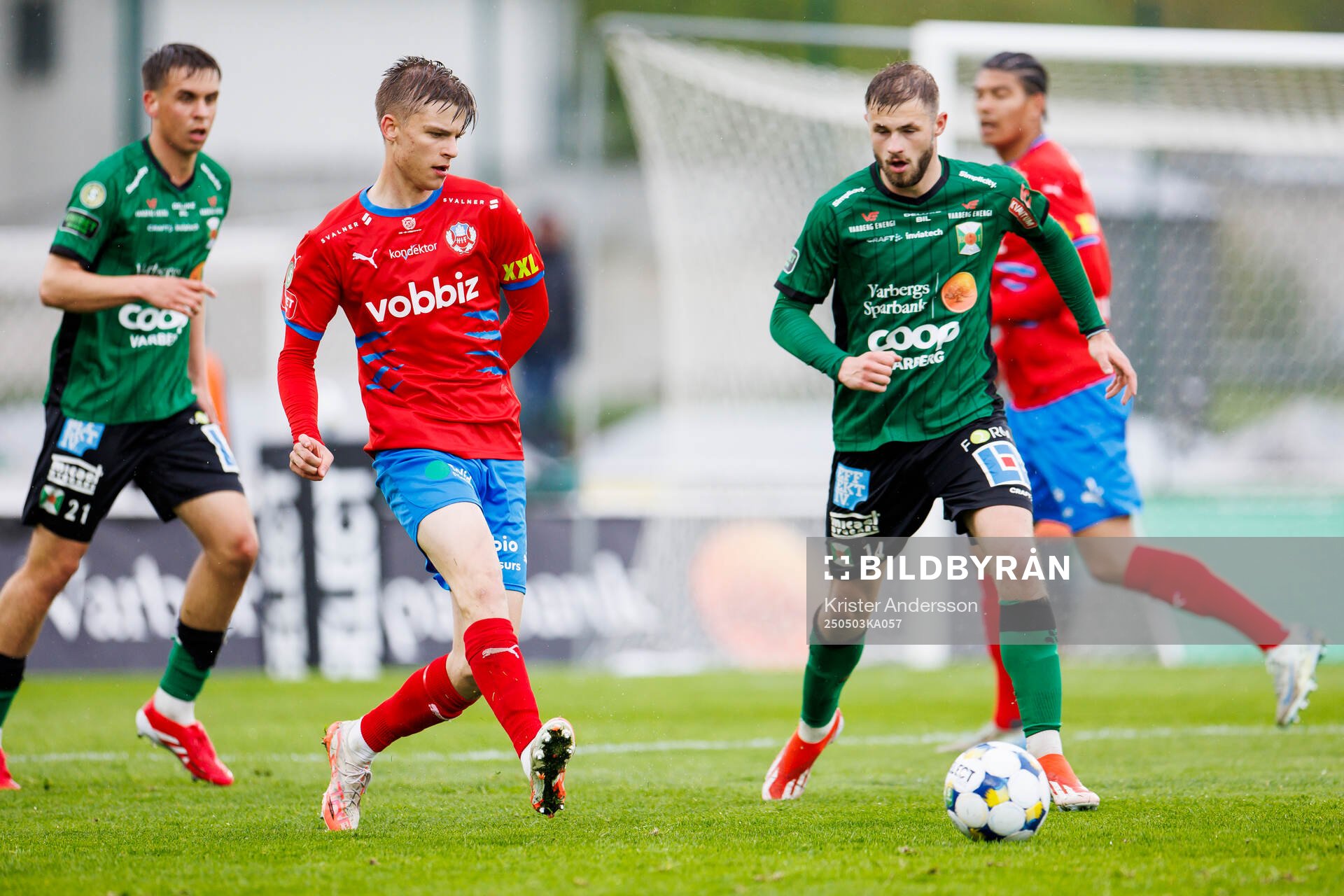 Helsingborgs Adrian Svanbäck och Varbergs Oliver Alfonsi under fotbollsmatchen i Superettan mellan Varberg och Helsingborg den 3 maj 2025 i Varberg.