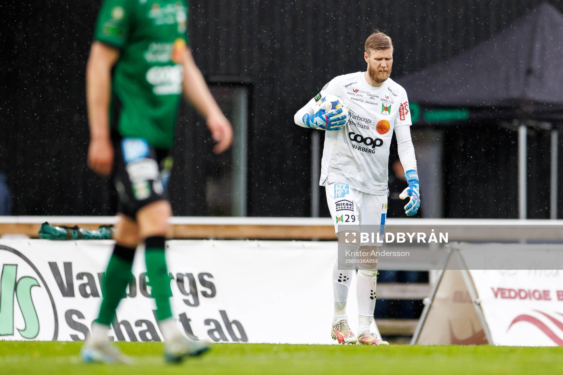 Varbergs målvakt Fredrik Andersson under fotbollsmatchen i Superettan mellan Varberg och Helsingborg den 3 maj 2025 i Varberg. 