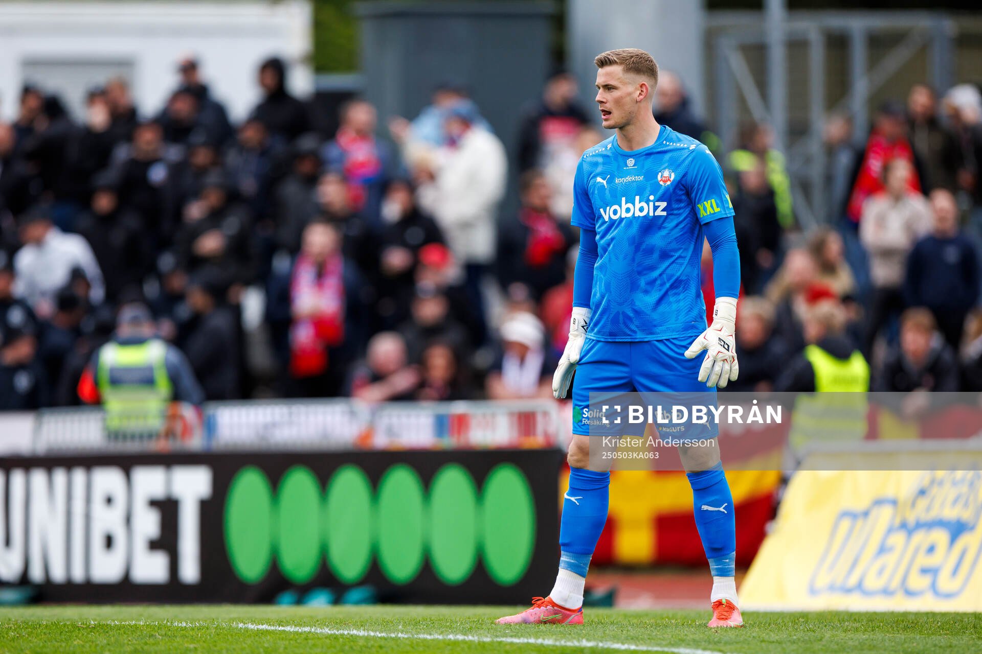 Helsingborgs målvakt Johan Brattberg under fotbollsmatchen i Superettan mellan Varberg och Helsingborg den 3 maj 2025 i Varberg. 