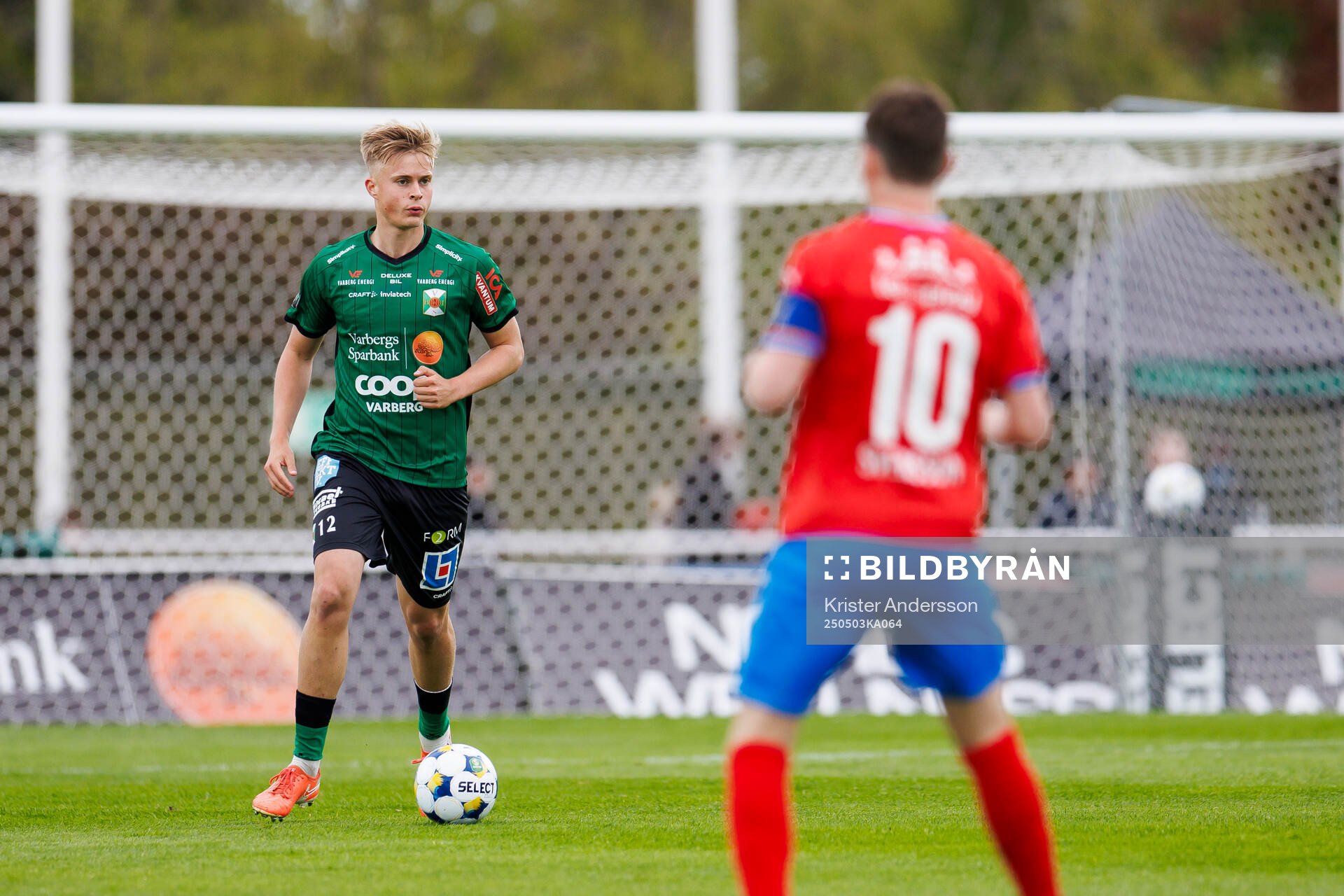 Varbergs Edvin Tellgren under fotbollsmatchen i Superettan mellan Varberg och Helsingborg den 3 maj 2025 i Varberg. 