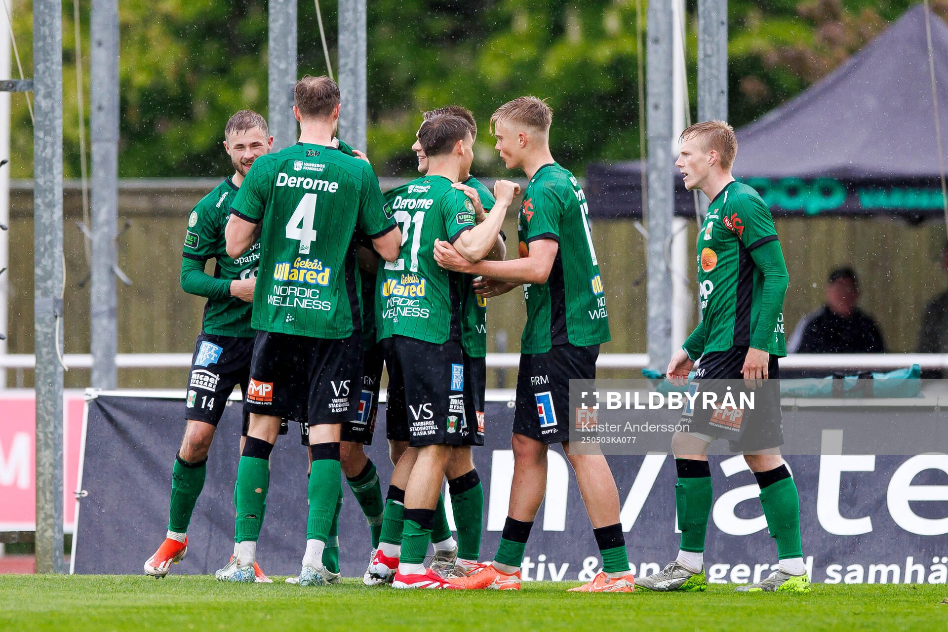 Varbergs Jesper Jonasson Westermark jublar med laget efter 1-0 under fotbollsmatchen i Superettan mellan Varberg och Helsingborg den 3 maj 2025 i Varberg.