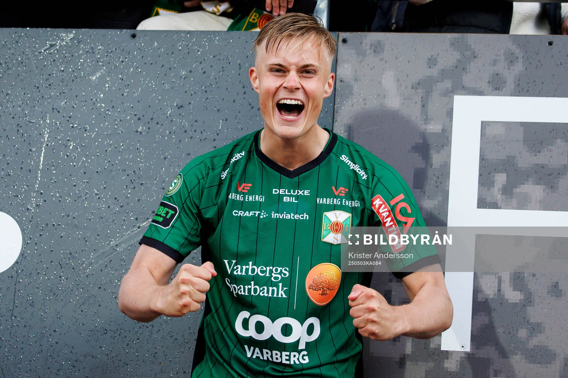 Varbergs Edvin Tellgren jublar efter fotbollsmatchen i Superettan mellan Varberg och Helsingborg den 3 maj 2025 i Varberg. 