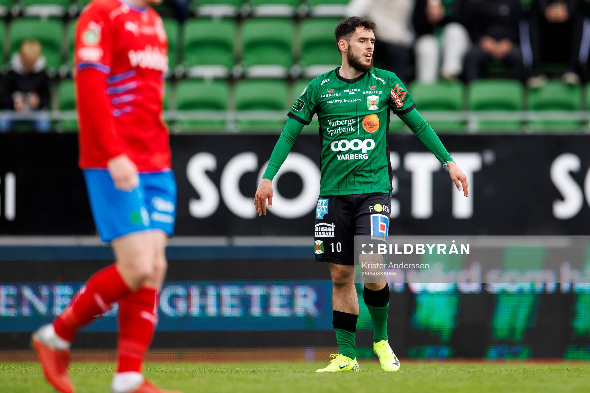Varbergs Laorent Shabani under fotbollsmatchen i Superettan mellan Varberg och Helsingborg den 3 maj 2025 i Varberg. 